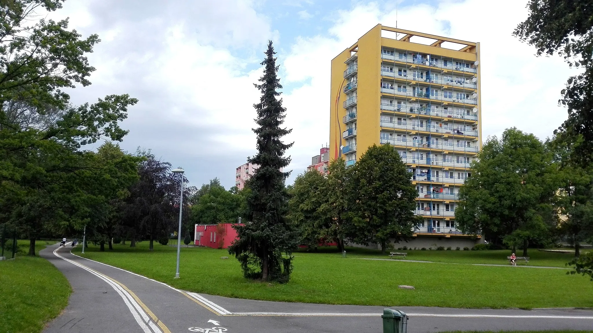 Photo showing: Lesopark v Havířově - Podlesí se stezkami pro pěší a cyklisty.