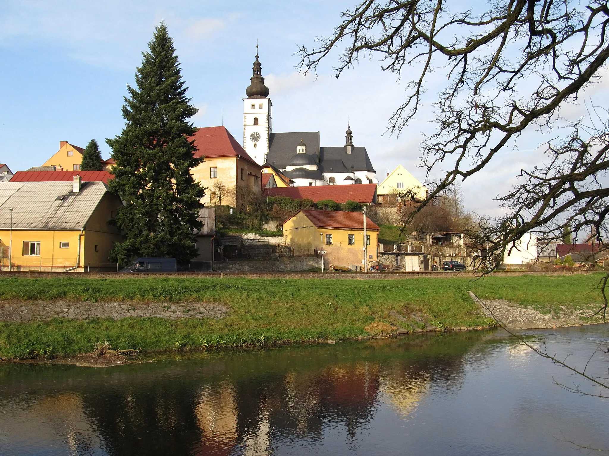 Photo showing: Panorama s kostelem Narození Panny Marie přes řeku Lubinu