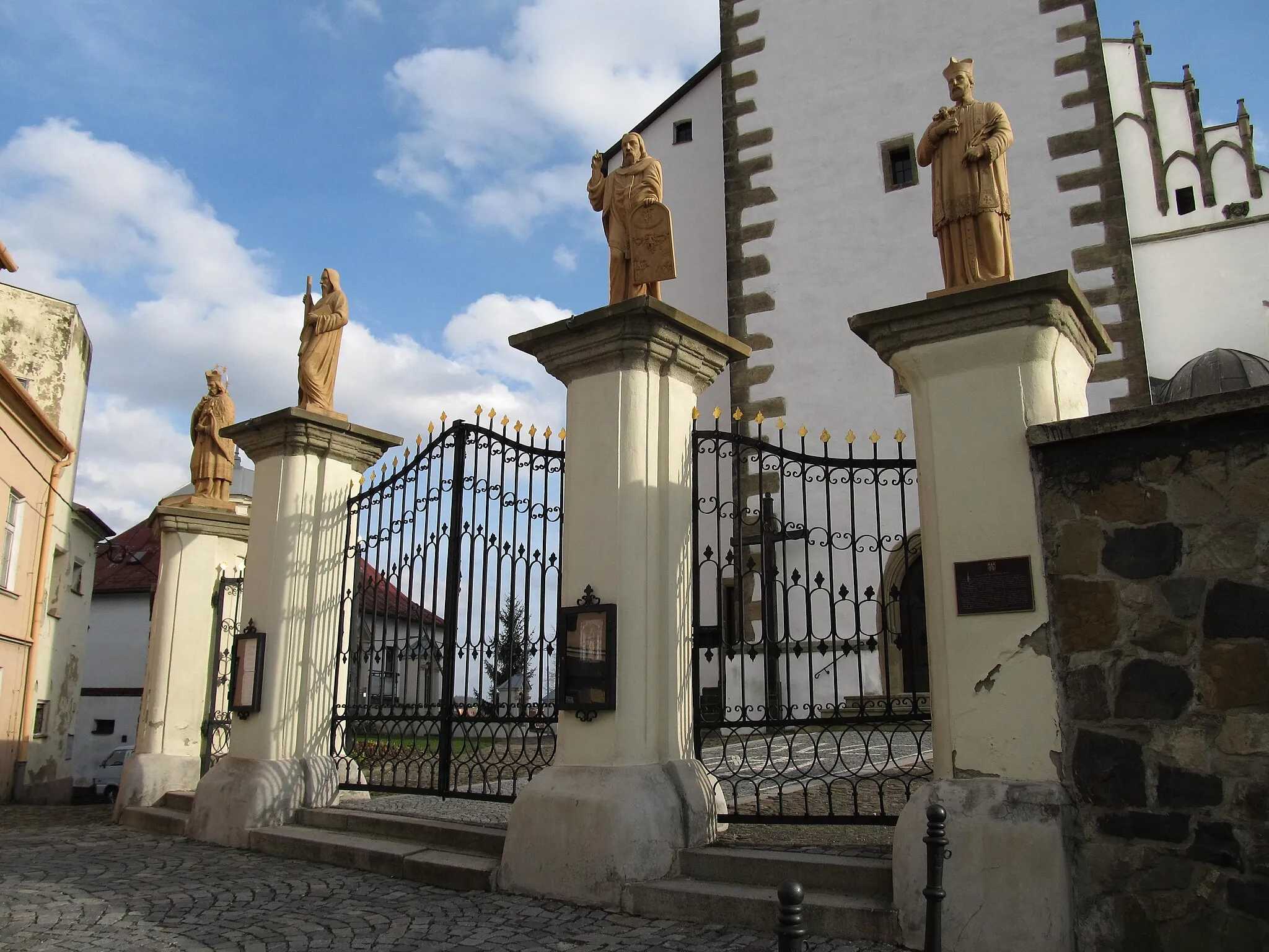 Photo showing: Brána kostela Narození Panny Marie