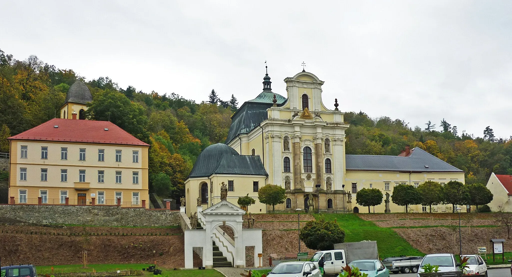 Photo showing: Dreifaltigkeitskirche mit Barocktreppe, ehem. Augustinerkloster und Pfarrhaus in Fulnek