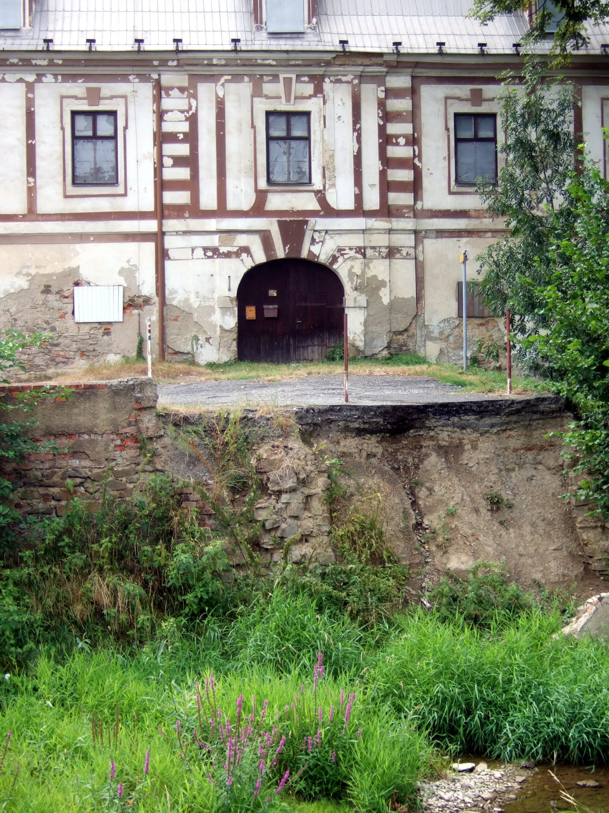 Photo showing: Bravantice, Nový zámek, main gate with remains of bridge, view from E