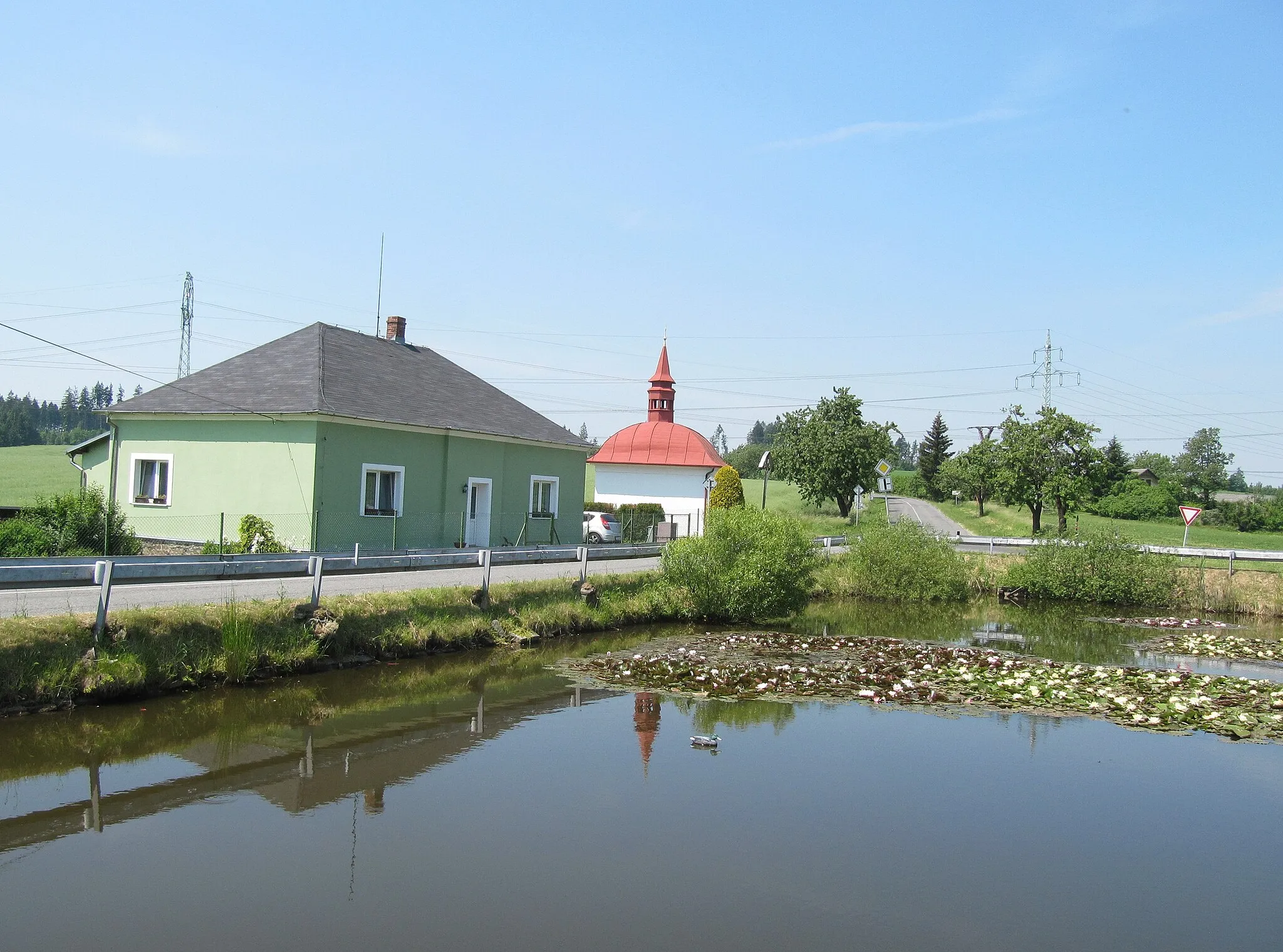 Photo showing: Větřkovice, Opava District, Czech Republic, part Nové Vrbno; Horní Životice–Kletné 400 kV power line (V459, left pylon) and a 110 kV power line (right pylon) in the background.