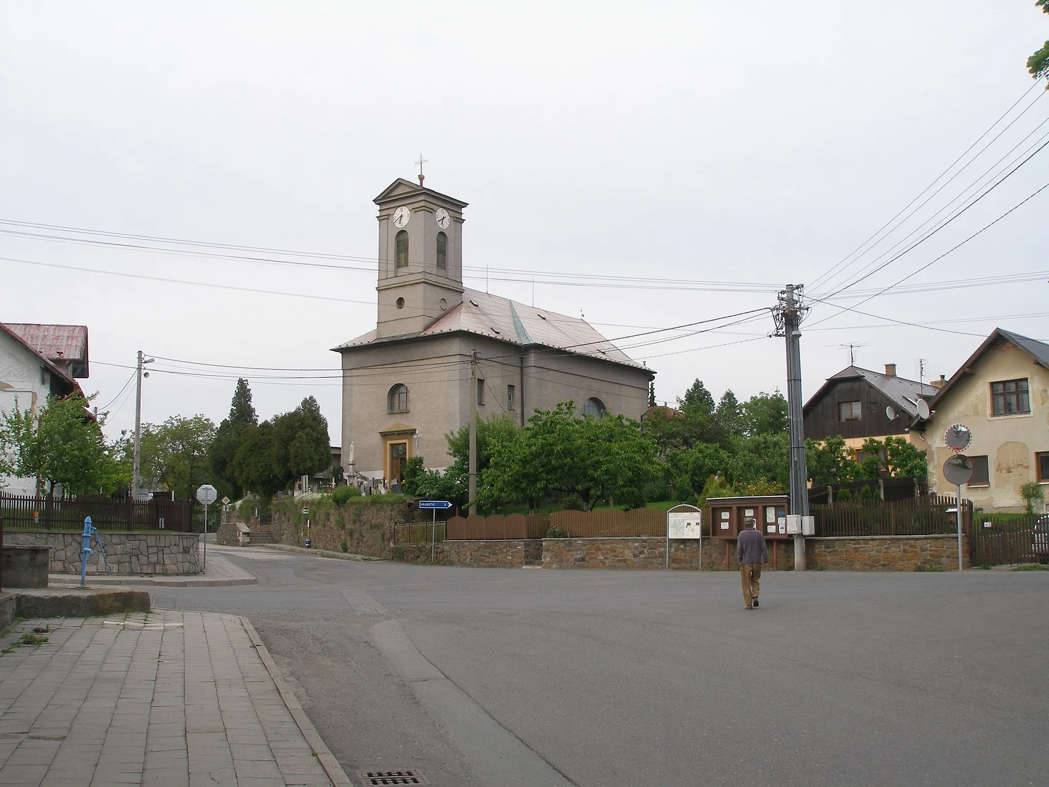 Photo showing: Square in Skřipov with the church