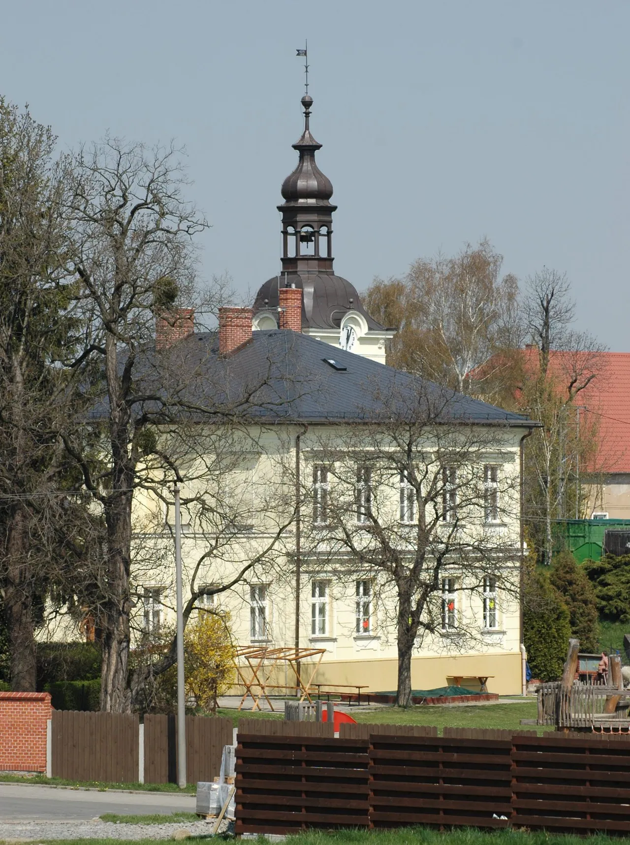 Photo showing: Building of kindergarten in Holasovice, Czech Republic