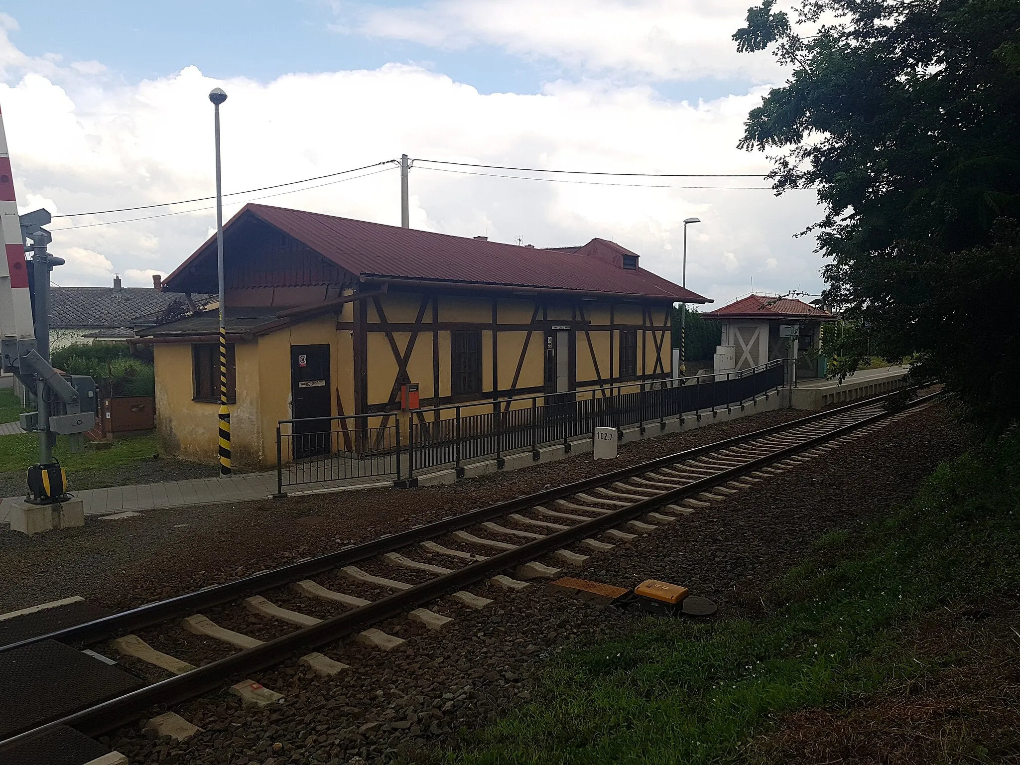 Photo showing: Train stop in Holasovice, Czechia