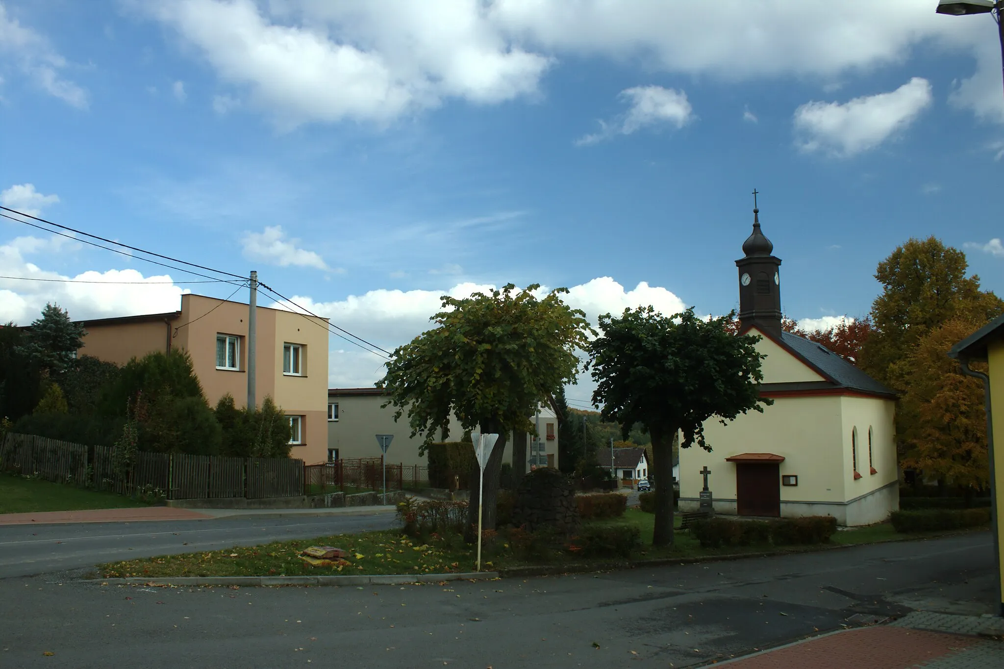 Photo showing: A common in Budišovice, with a chapel