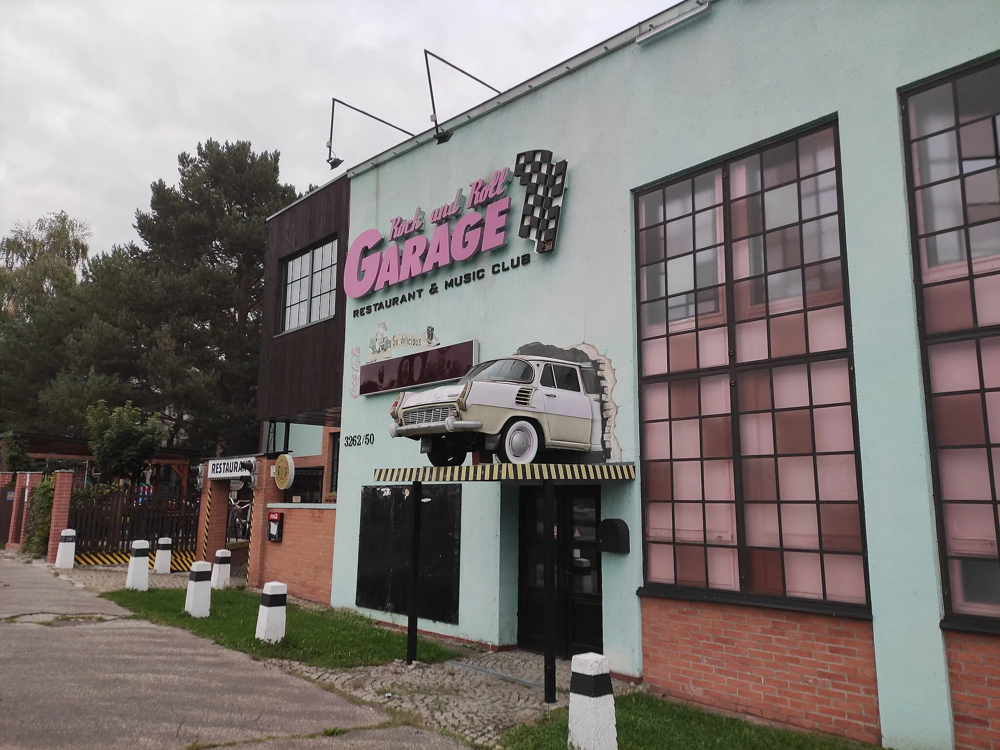 Photo showing: Restaurant and retro hotel, Rock and Roll Garage, Ostrava - Martinov, Czech Republic