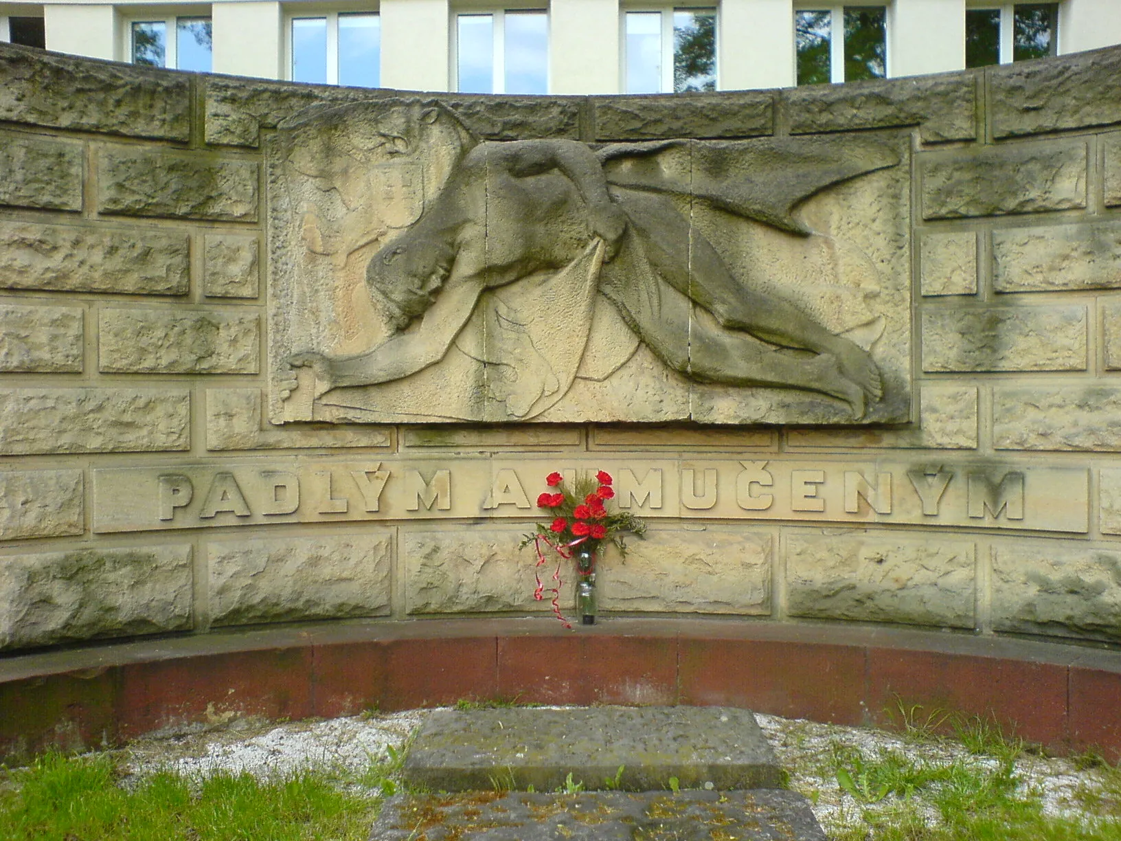 Photo showing: Památník padlým a umučeným před budovou základní školy na Matrosovově ulici v Hulvákách.