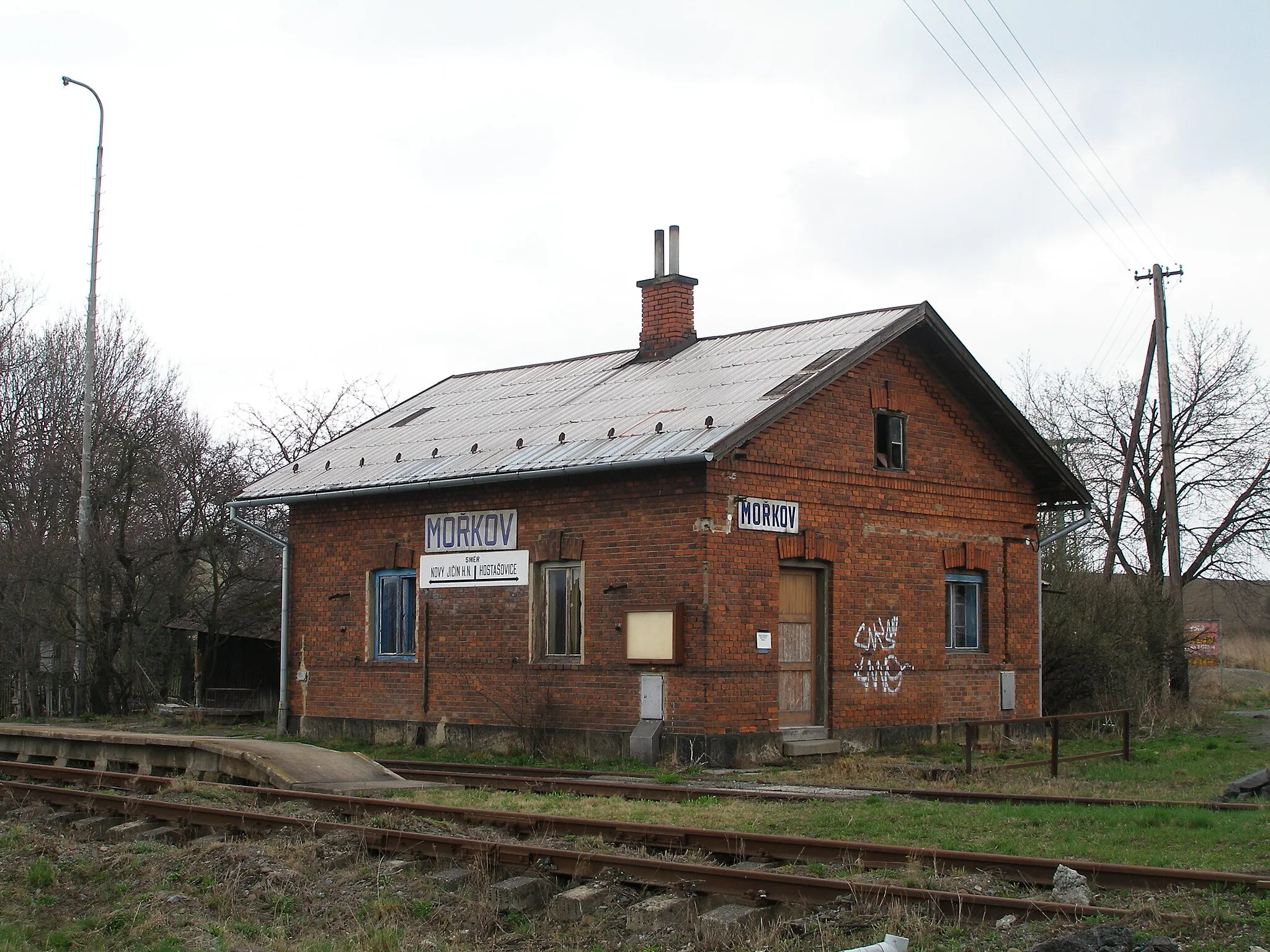 Photo showing: Zrušená železniční zastávka Mořkov - pohled z jihozápadu.