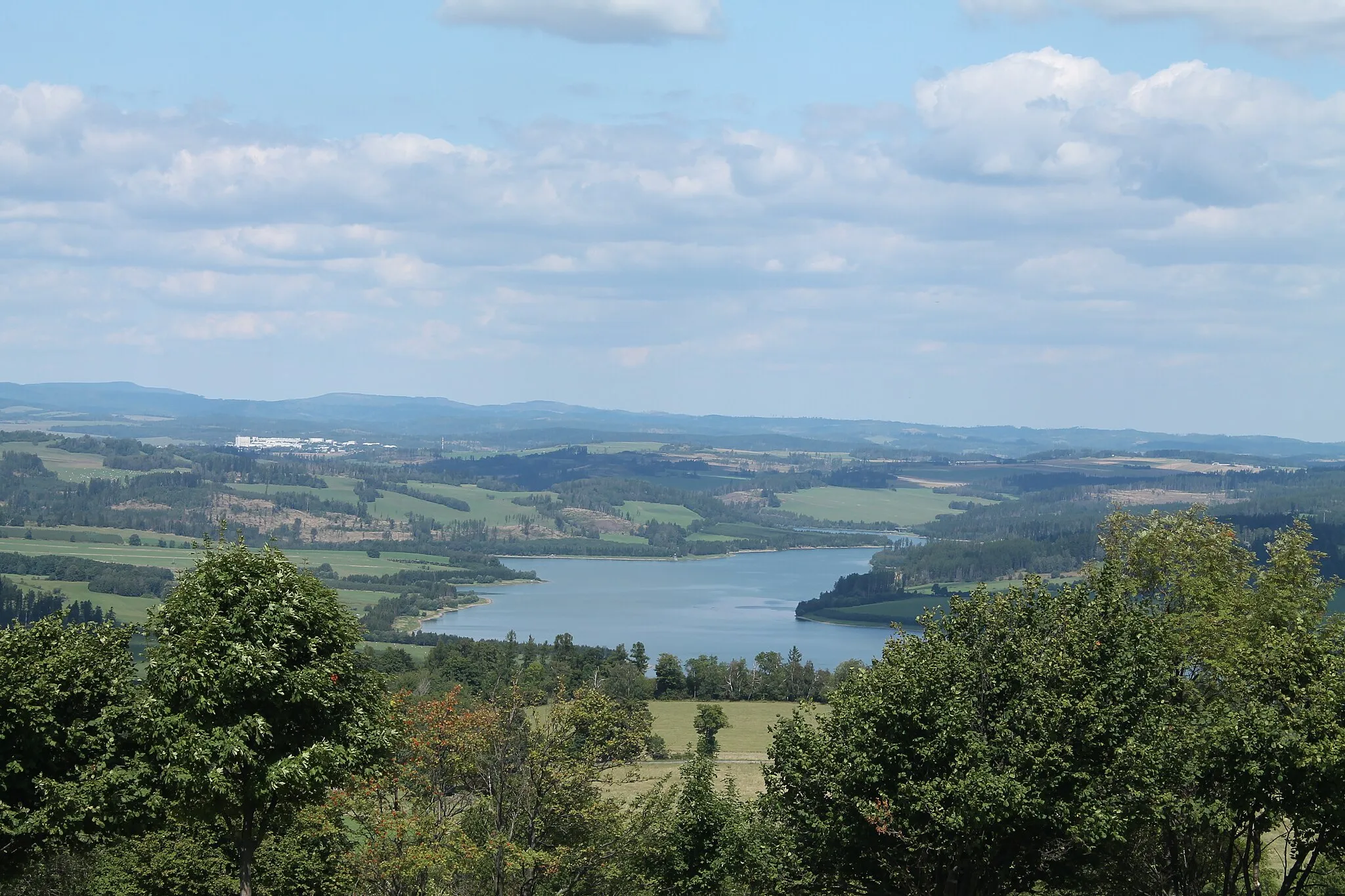 Photo showing: View from Malý Roudný towards to Slezská Harta Reservoir, Malý Roudný, Roudno, Bruntál District, Czech Republic