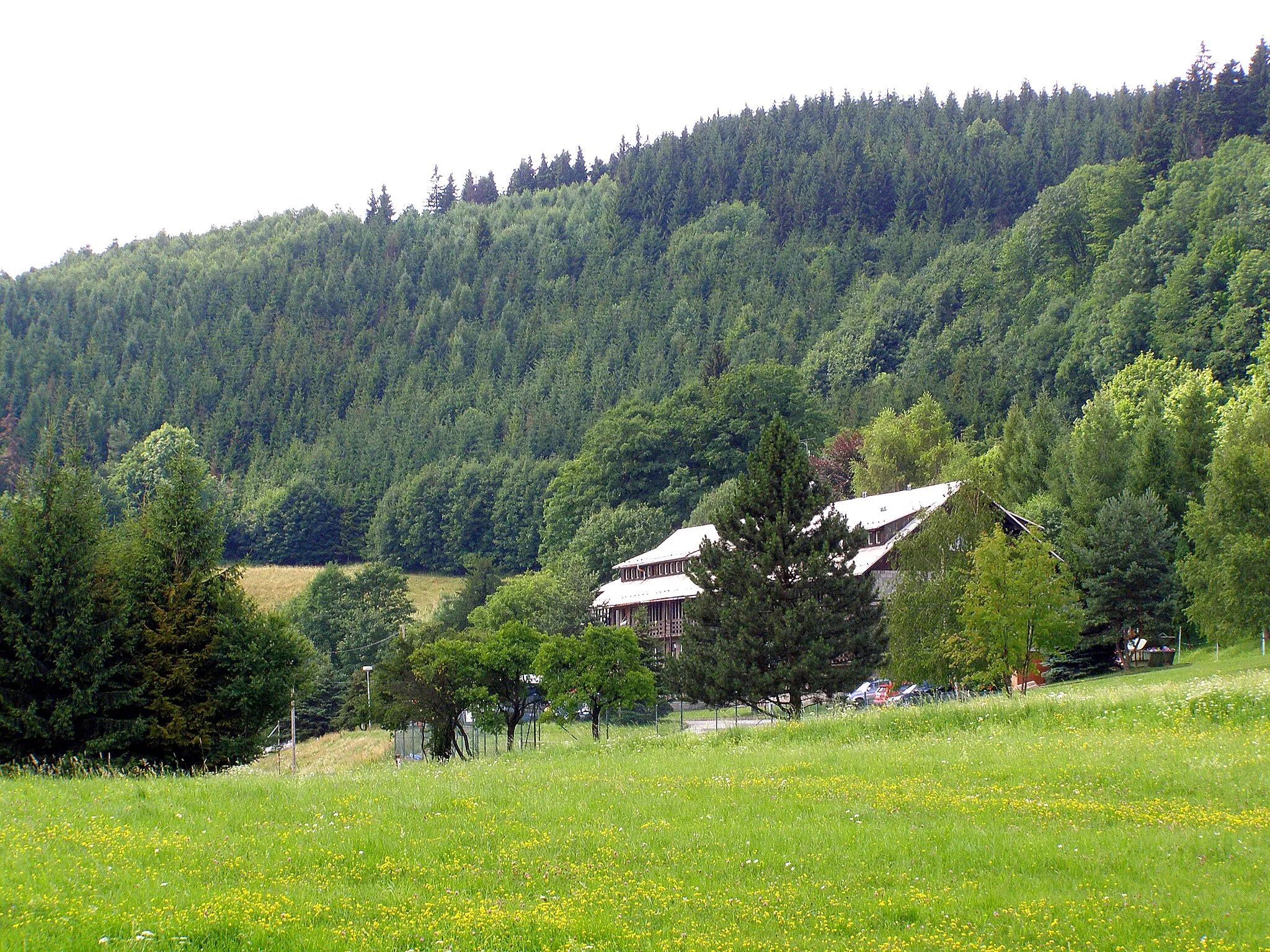 Photo showing: Palkovické hůrky, Horský hotel Palkovické hůrky, v pozadí Holý vrch (631 m)