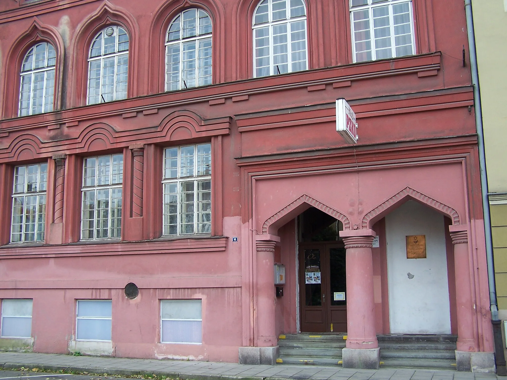 Photo showing: Only existing synagogue in Český Těšín (Czeski Cieszyn). It now houses the local PZKO (Polish Cultural and Educational Union) club.