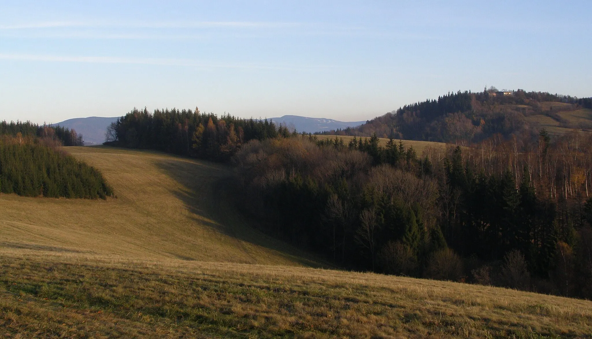 Photo showing: Metylovická pahorkatina, pohled z lokality Na Horách na lokalitu Lišky, zcela v pozadí Ropická rozsocha