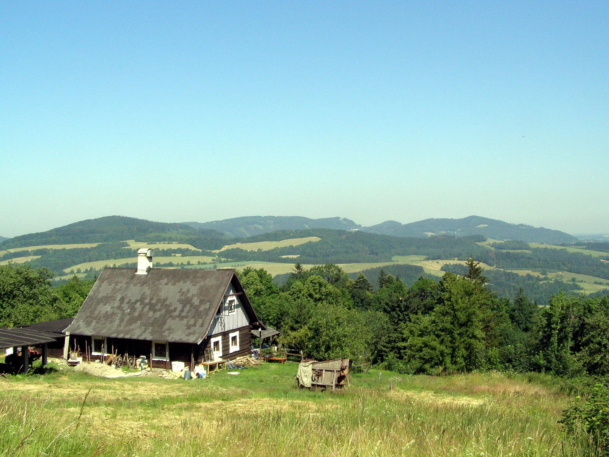 Photo showing: Metylovice, dřevjanka v severním úbočí Ondřejníku v lokalitě Na hlubokém, výhled na Metylovickou pahorkatinu, v pozadí Palkovické hůrky