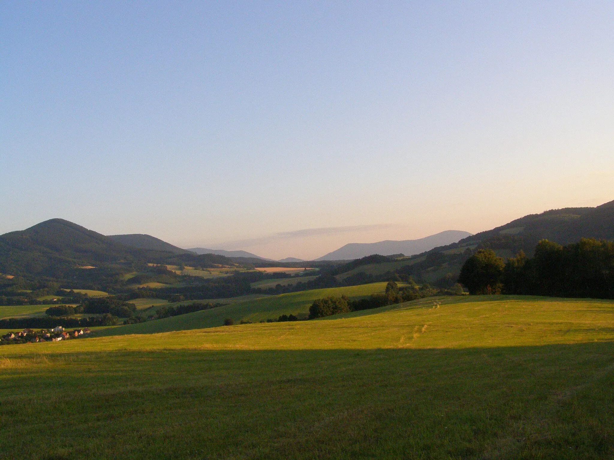 Photo showing: Vlevo Ondřejník, vpravo Metylovická pahorkatina, v pozadí Radhošťská hornatina