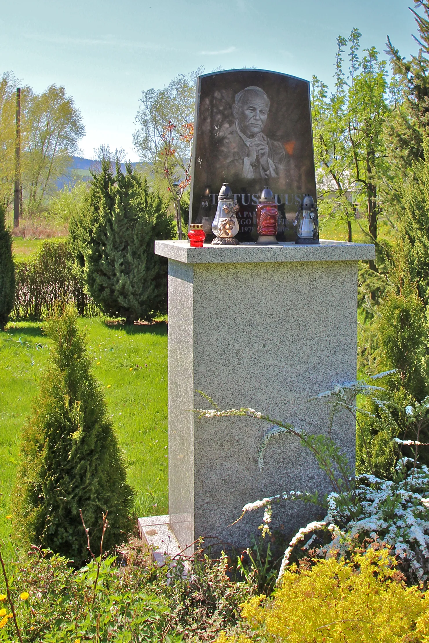 Photo showing: Relief Jana Pawła II w Opawicach - wieś w Polsce położona w województwie opolskim, w powiecie głubczyckim, w gminie Głubczyce.