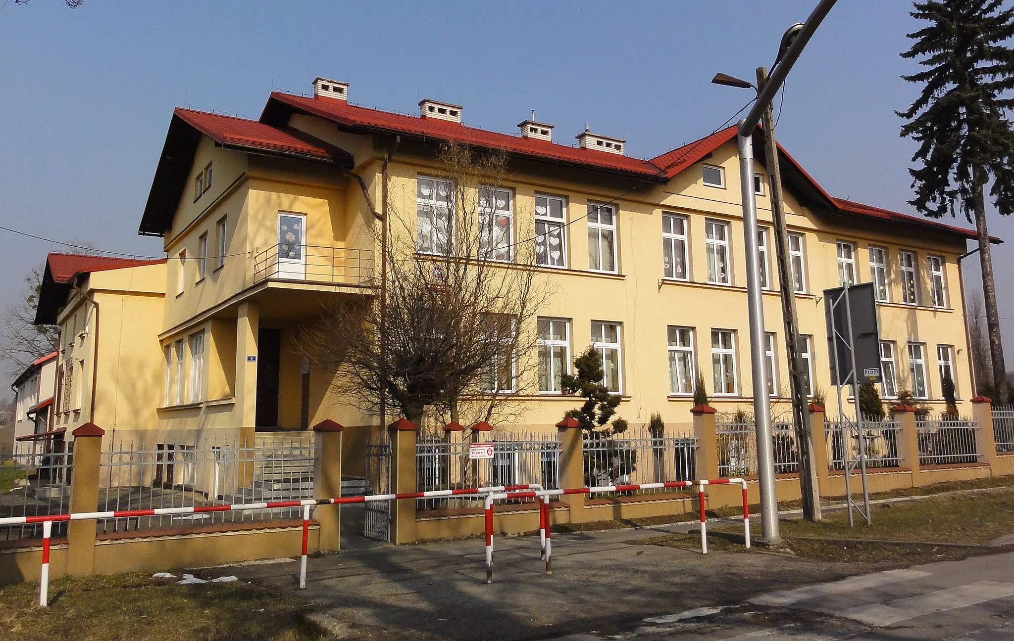 Photo showing: Elementary school in Dzięgielów