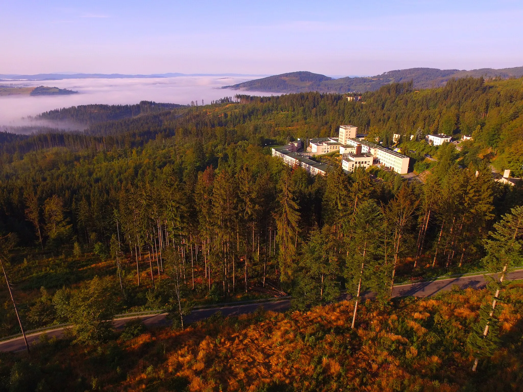 Photo showing: Widok na zabudowania sanatorium przeciwgruźliczego Kubalonka w Istebnej. Obecnie WCP Kubalonka.