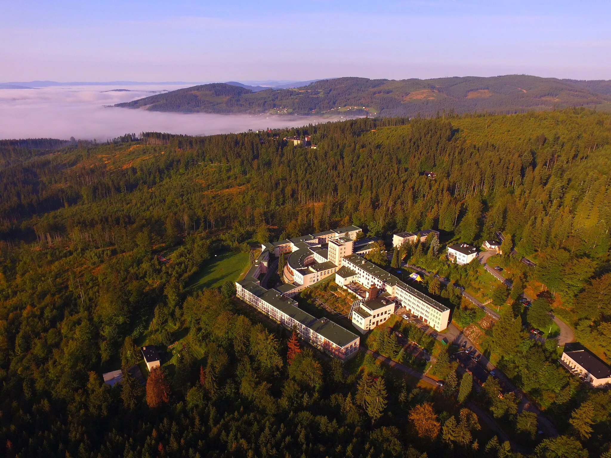 Photo showing: Widok na zabudowania sanatorium przeciwgruźliczego Kubalonka w Istebnej. Obecnie WCP Kubalonka.