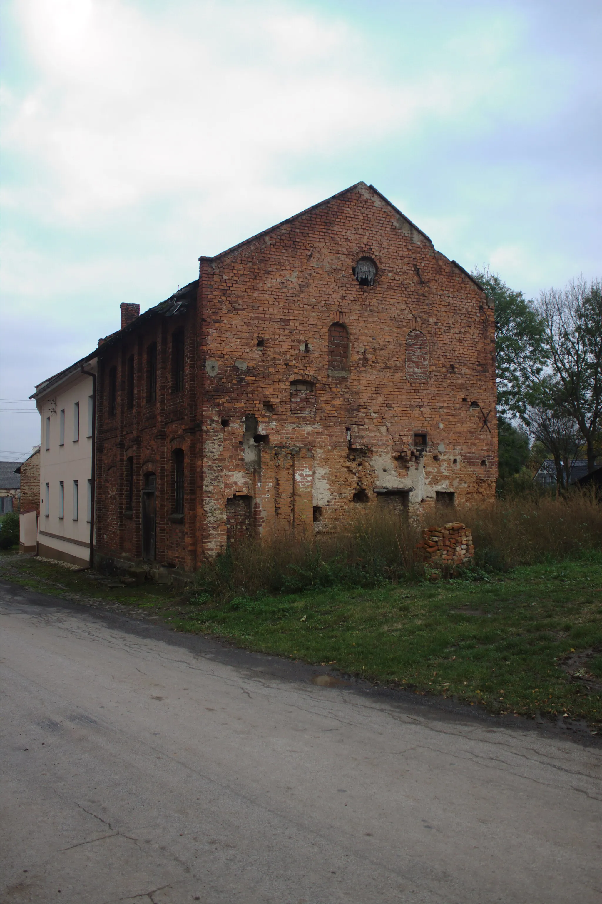 Photo showing: A brick-layed building in Zawiszyce near Głubczyce, Poland