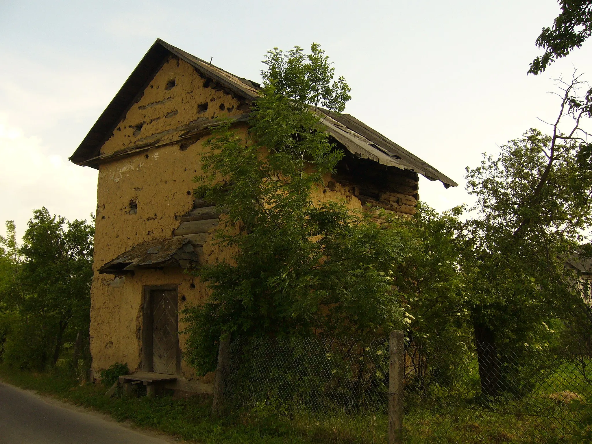 Photo showing: Zabytkowy spichlerz drewniany piętrowy, data powstania nieznana, obecnie nieużytkowany, wieś Rozumice, Województwo opolskie