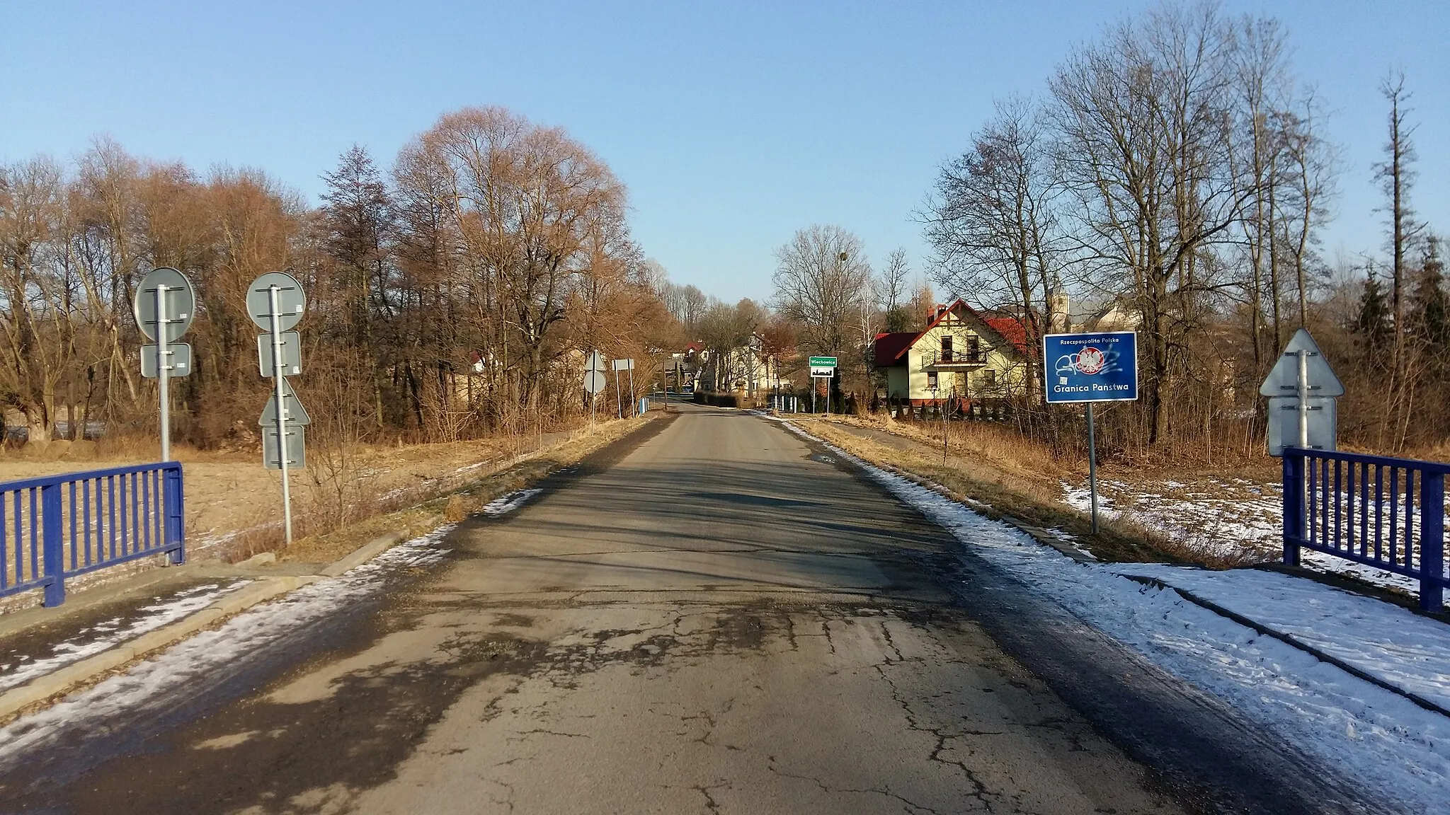 Photo showing: widok na Wiechowice z mostu granicznego na rzece Opawie