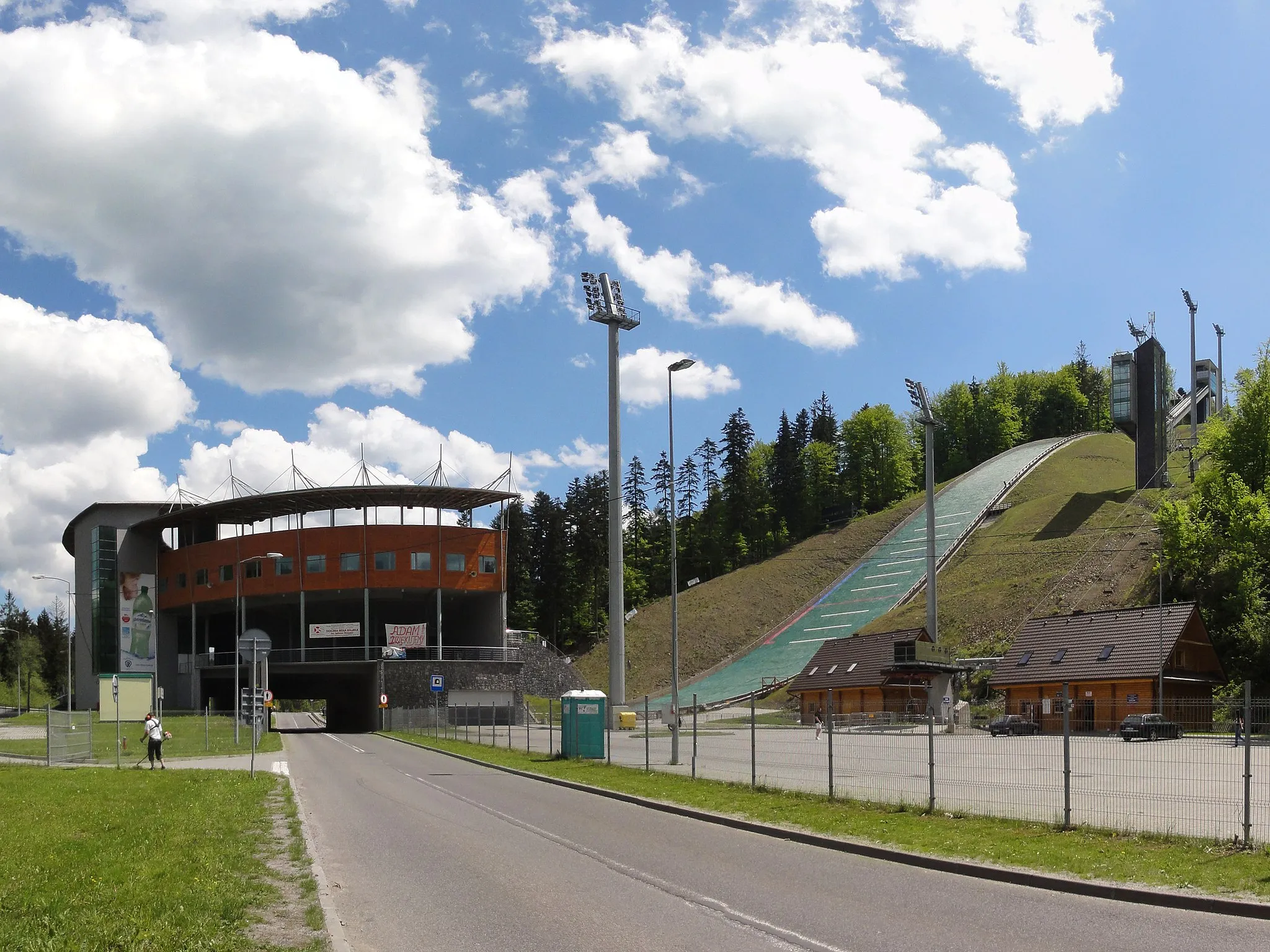 Photo showing: Voivodeship road 942 (Poland) under Malink Ski Jumping Hill in Wisła