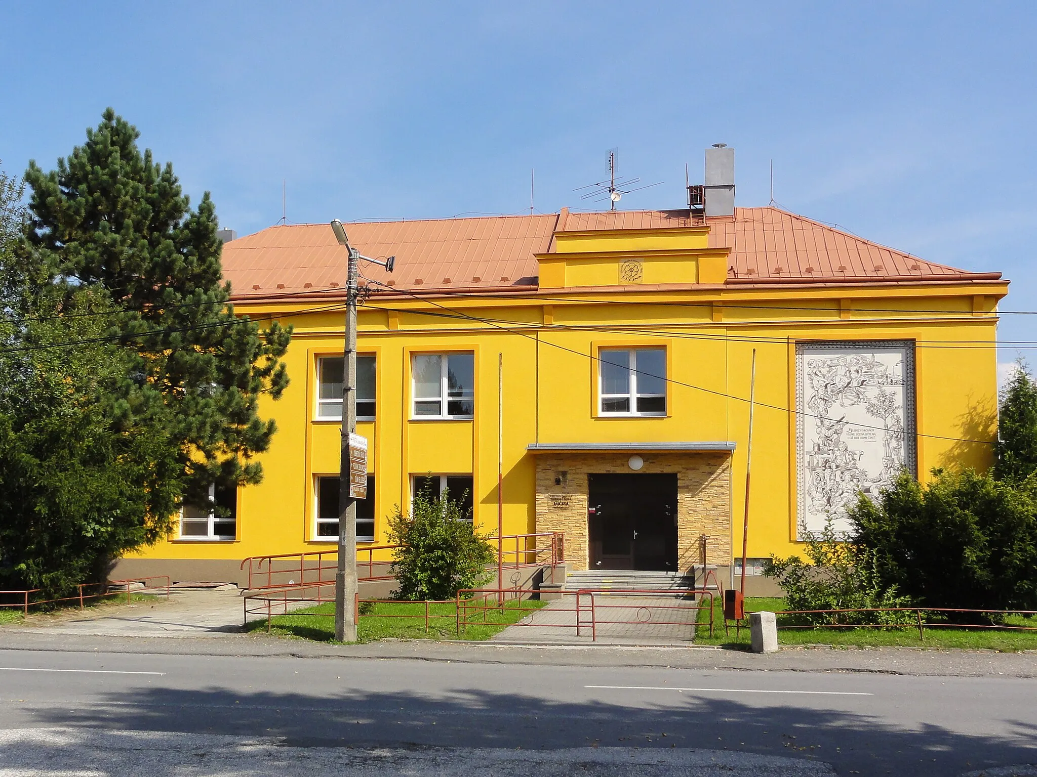 Photo showing: Przedszkole i szkoła podstawowa w Łucynie