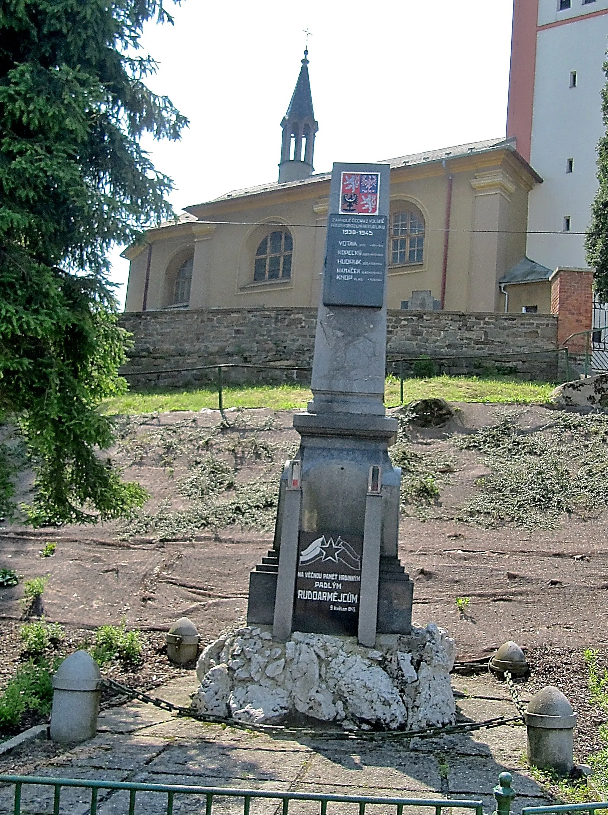 Photo showing: Hladké Životice, Nový Jičín District, Czech Republic. Monument to victims of the Second World War at the church.