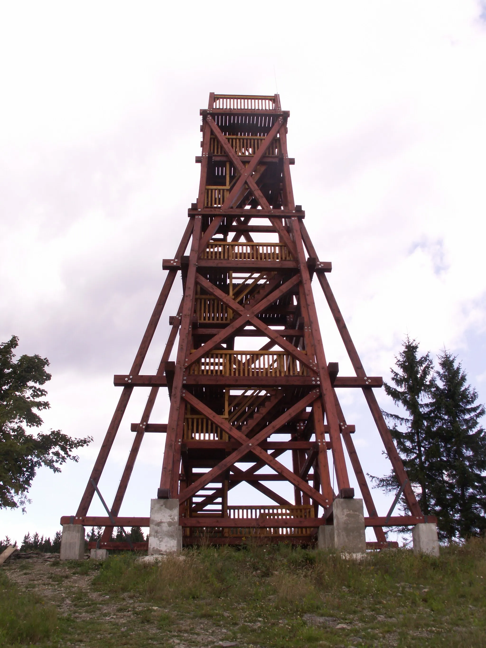 Photo showing: rozhledna Na Skalce, na jižním úpatí Moravského kopce (782 m), nadmořská výška 755 m n.m., západně Horních Holčovic, okres Bruntál