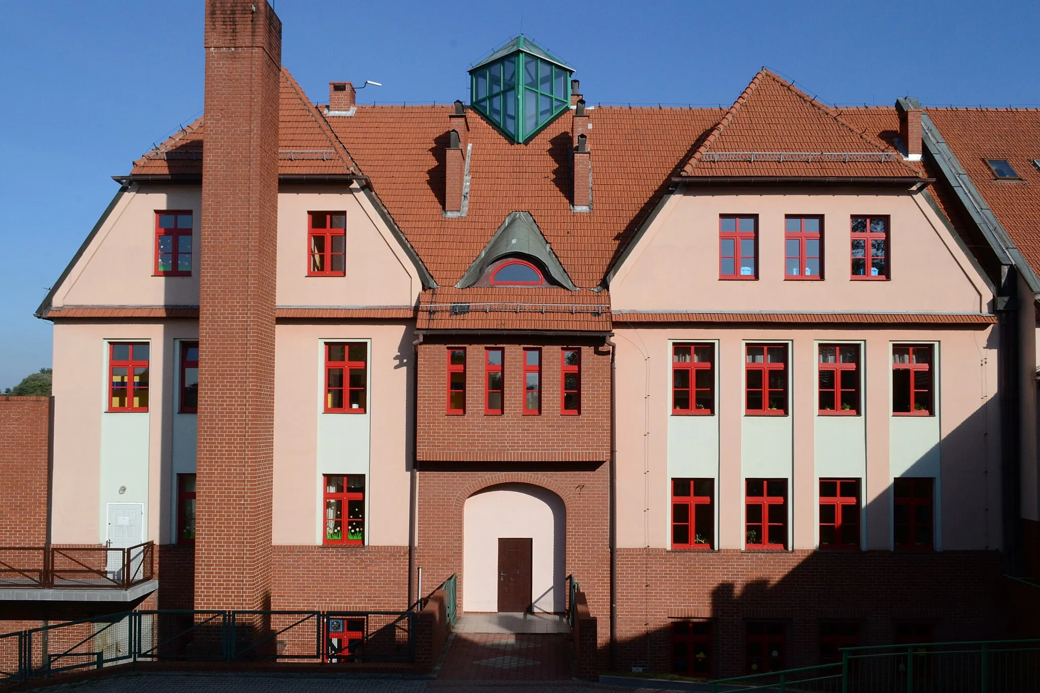 Photo showing: Budynek starej szkoły podstawowej
Czernica, ul. Wolności 42, Gaszowice