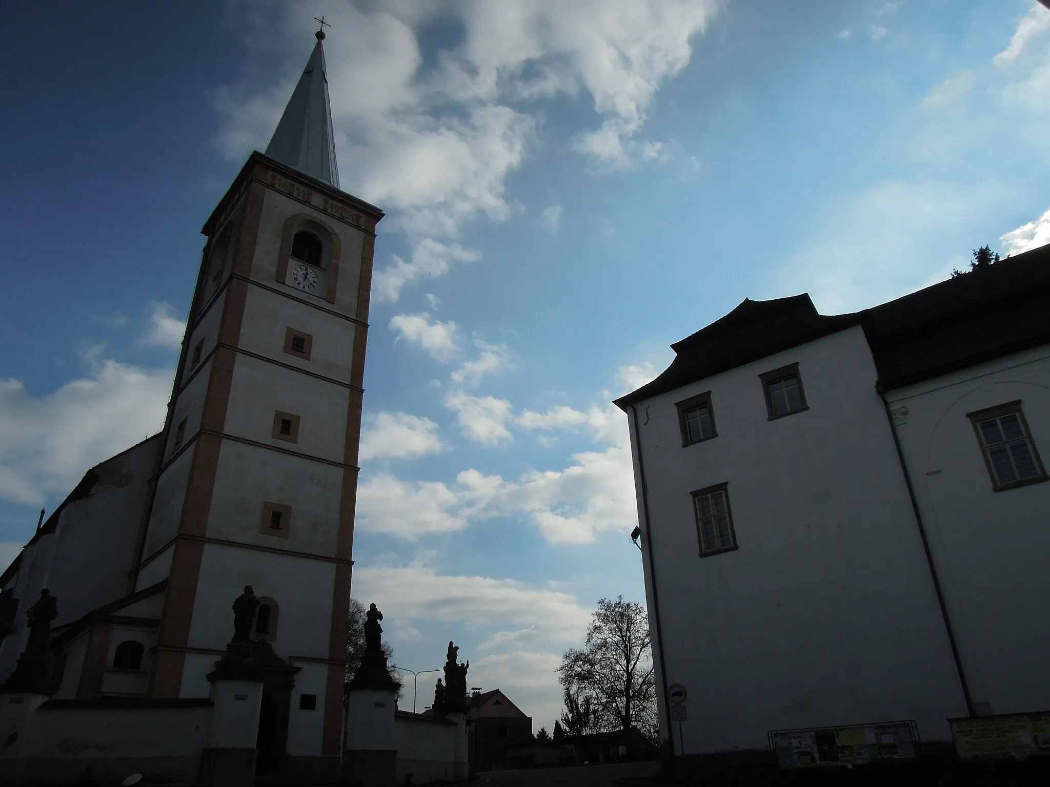 Photo showing: Church and castle in Hustopeče nad Bečvou, Přerov District, Olomouc Region, Czech Republic