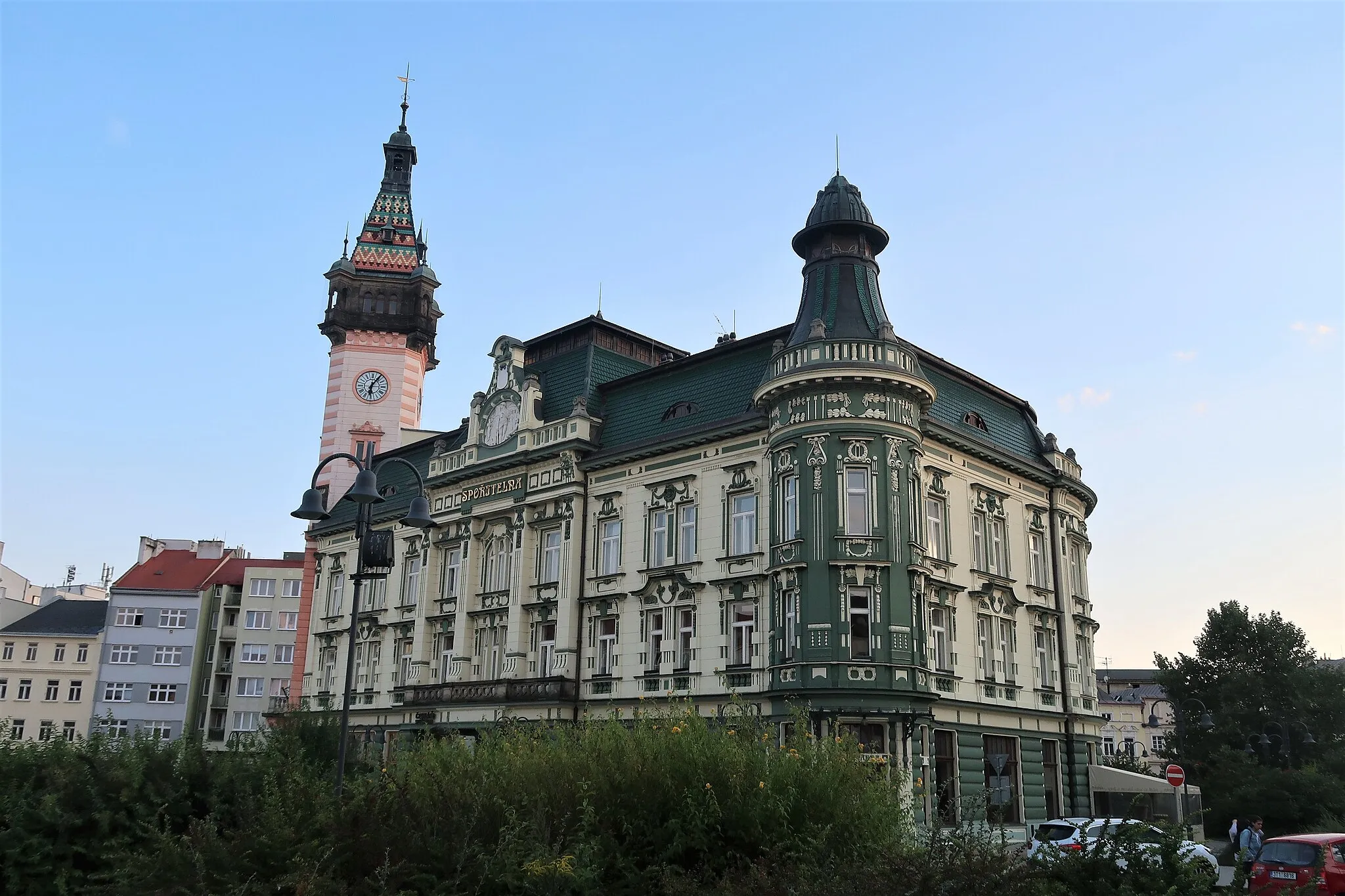 Photo showing: Hlavní náměstí, budova spořitelny s radniční věží.