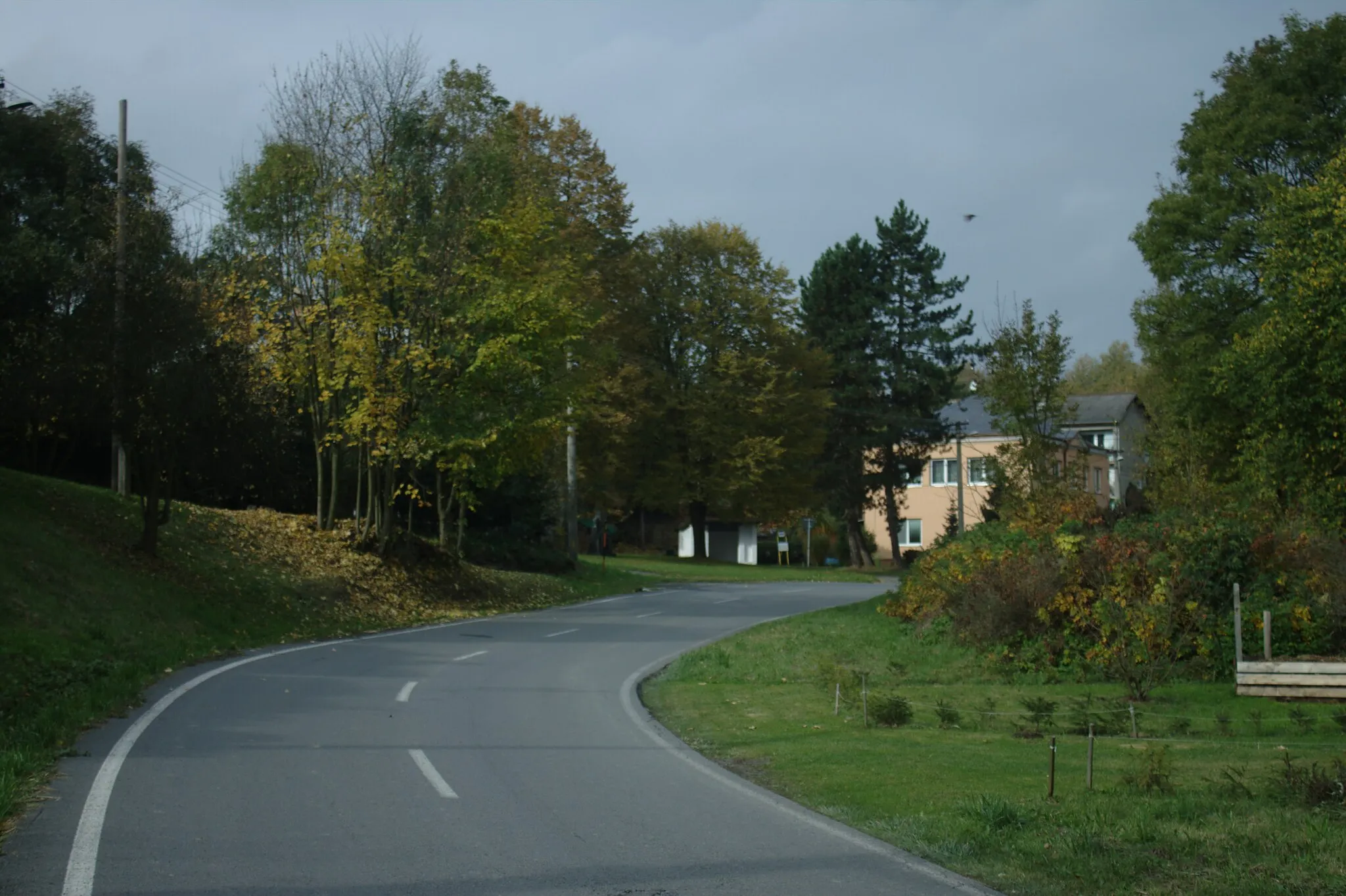 Photo showing: A turn in the central part of the village of Hořejší Kunčice, Moravian-Silesian Region, CZ