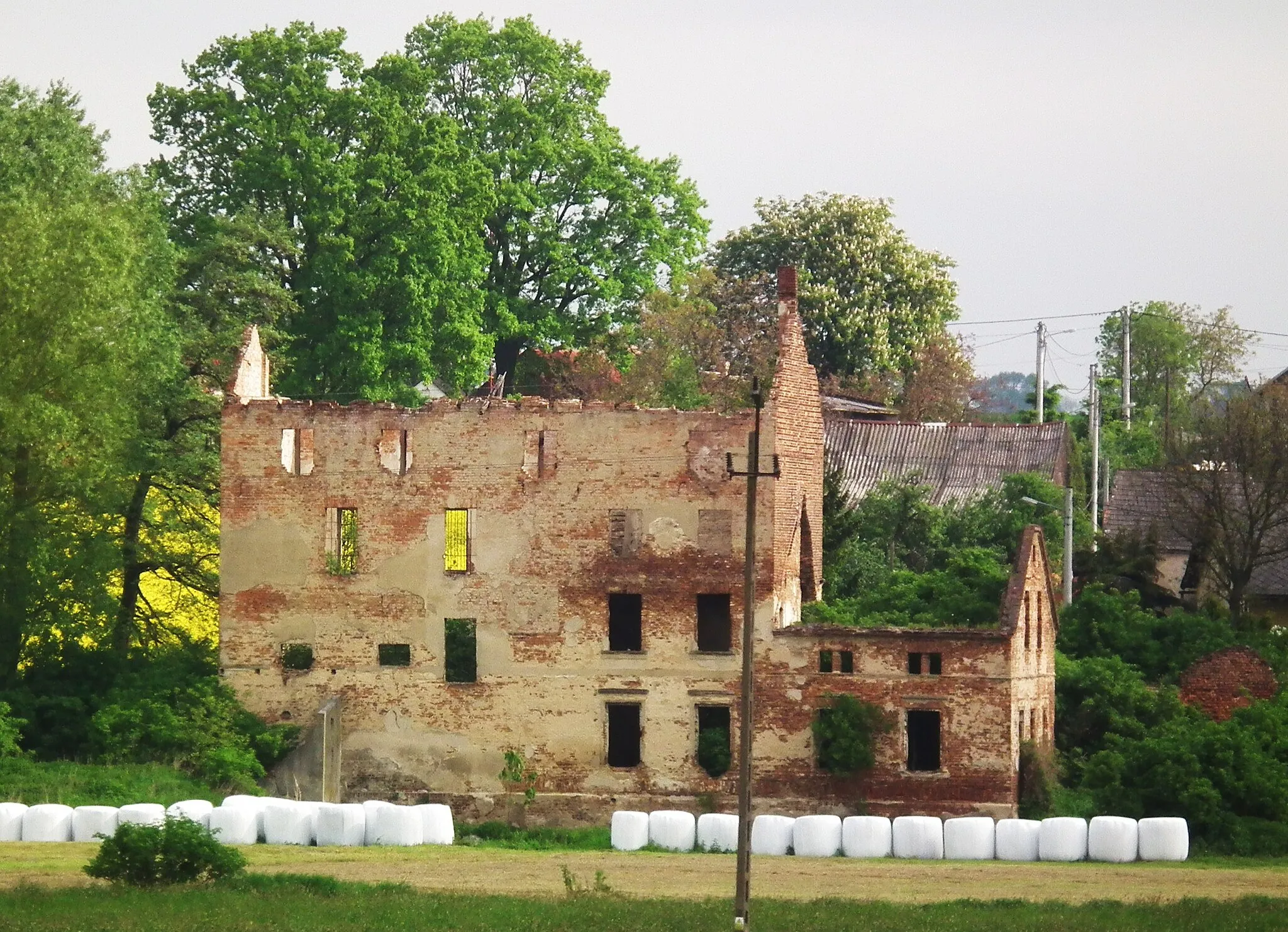 Photo showing: Maków (woj. śląskie). Ruiny młyna.