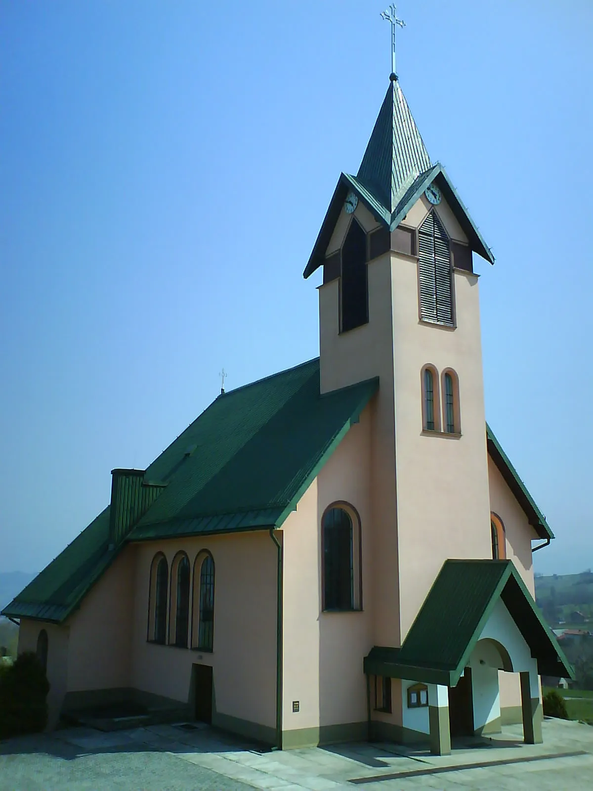 Photo showing: Kościół parafialny w Ostrem, wybudowana i poświęcona w 1988 roku, należy do parafii radziechowskiej