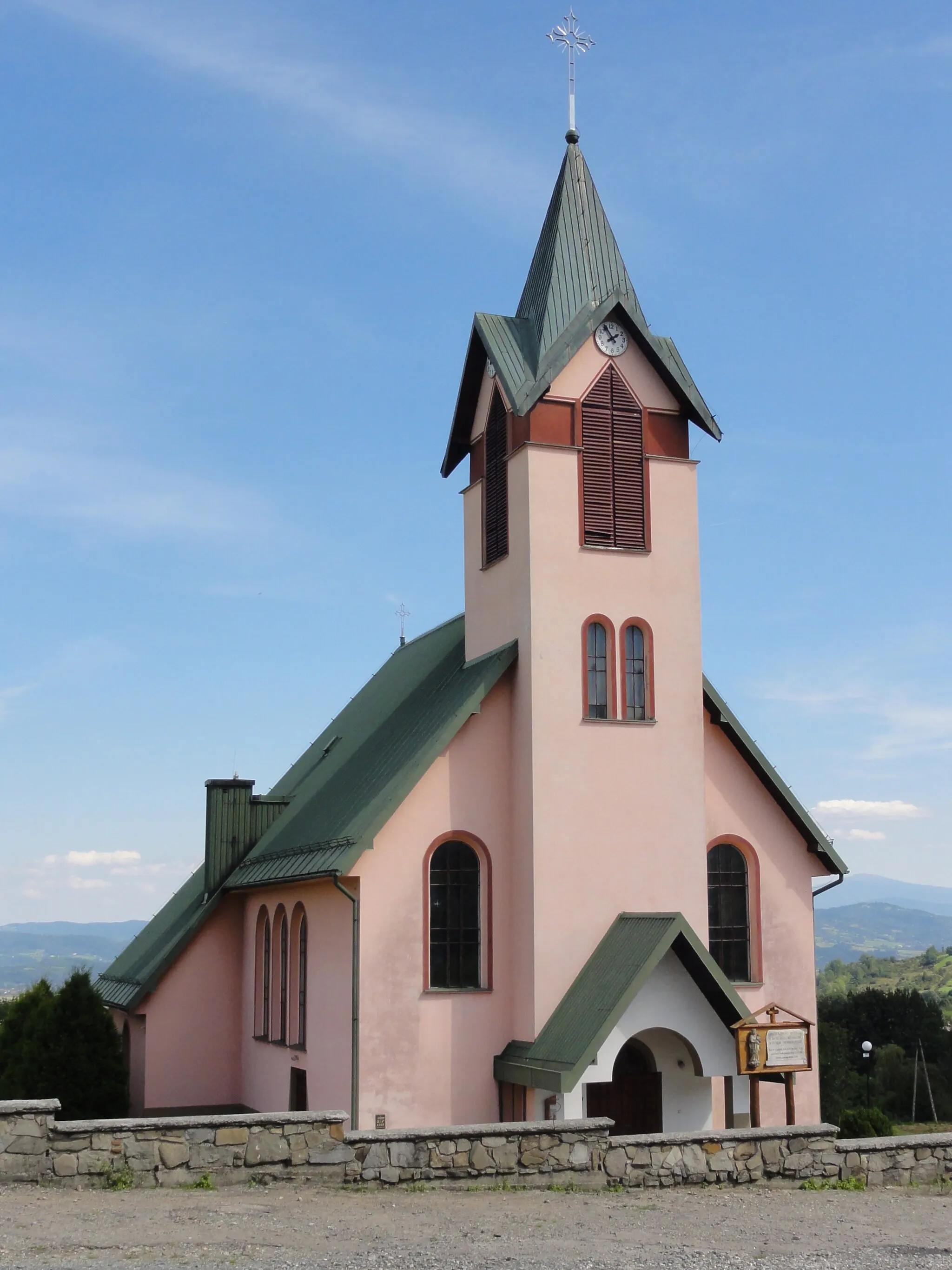 Photo showing: Kościół Matki Bożej Różańcowej w Ostrem