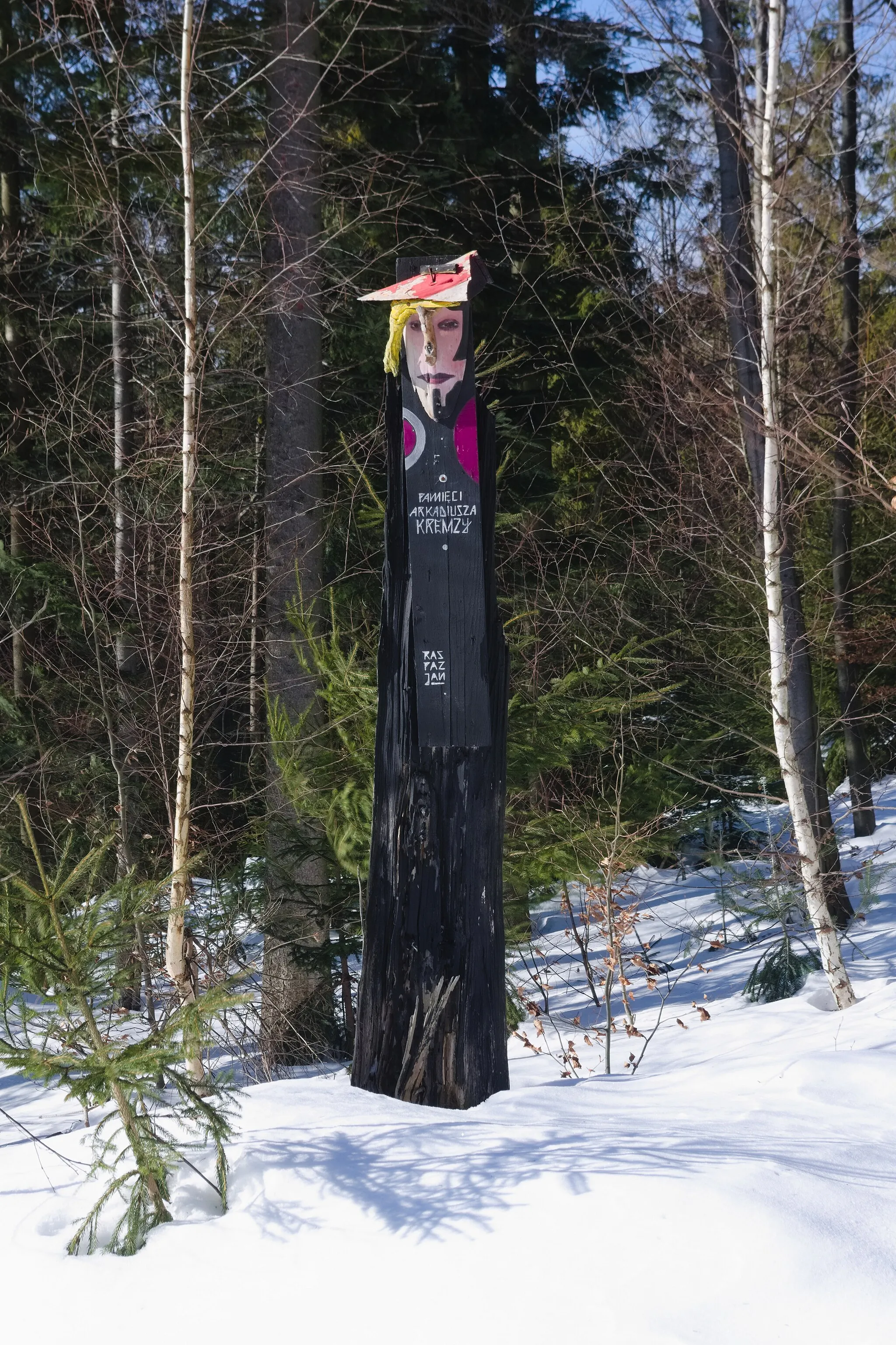 Photo showing: dzieło Raspazjana Pamięci Arkadiusza Kremzy wykonane z drewna, ustawione na Wierchu Gościejowie, na jego wierzchołku