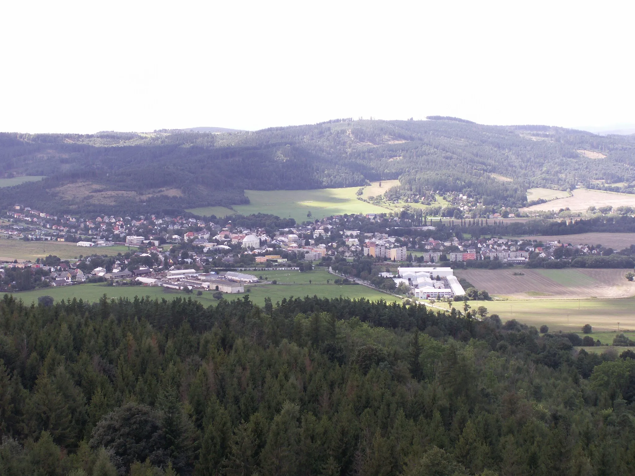 Photo showing: (Dvoj)Rozhledna na Hraničním vrchu (536 m), severovýchodně Města Albrechtice, okres Bruntál, výhled na M. Albrechtice