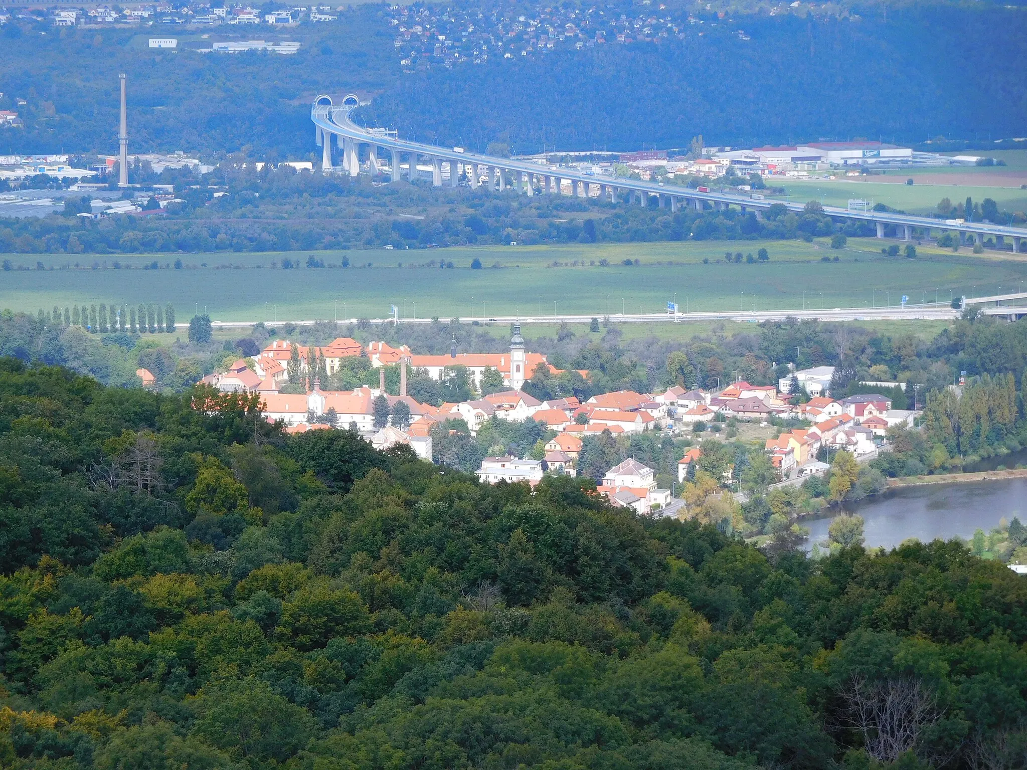 Photo showing: Dolní Břežany - Rozhledna Závist, pohled na Zbraslav (Zbraslavský klášter a Radotínský most)