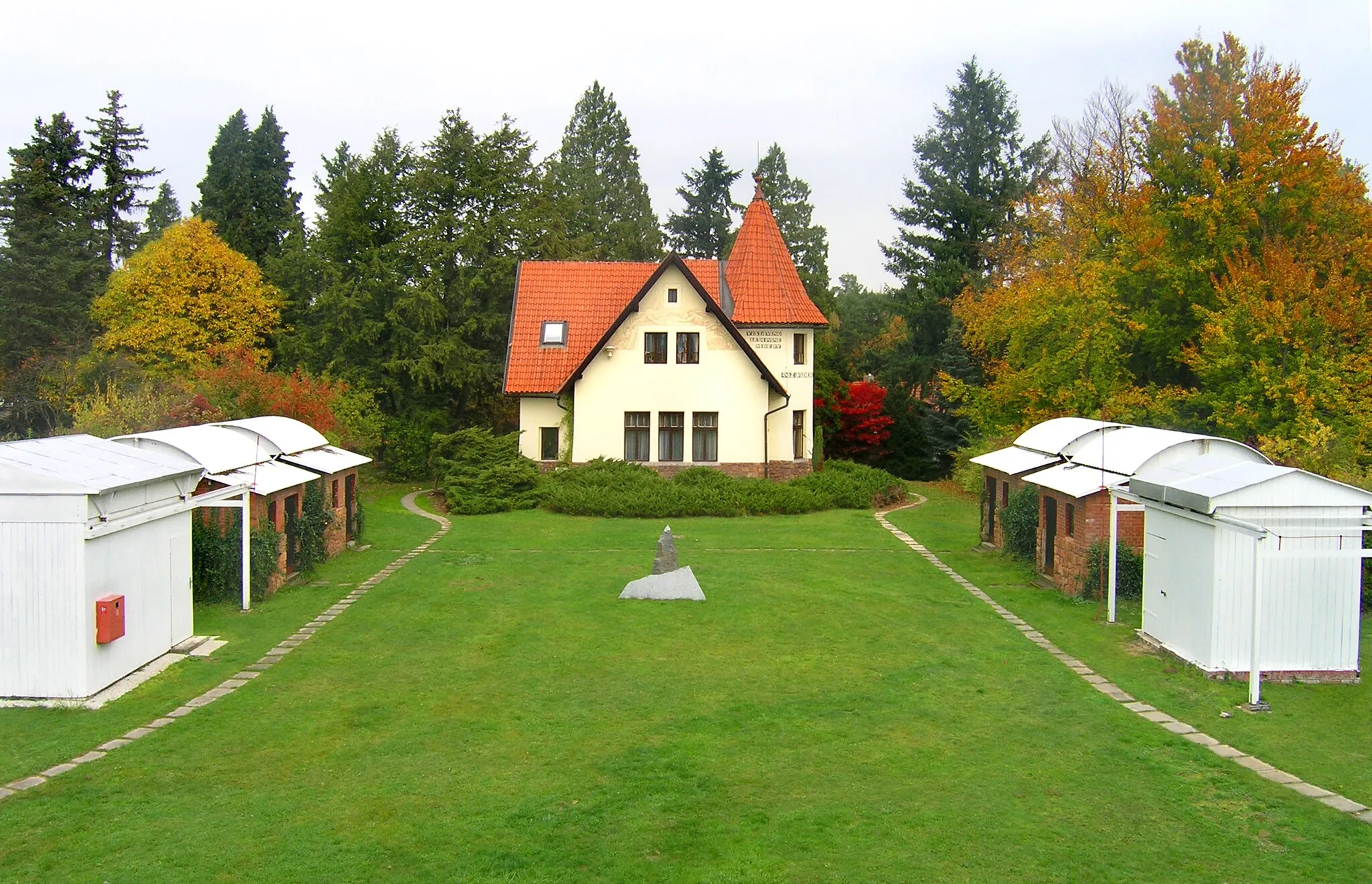 Photo showing: Central plain in the Czech Astronomical Institute in Ondřejov with former J. J. Frič house