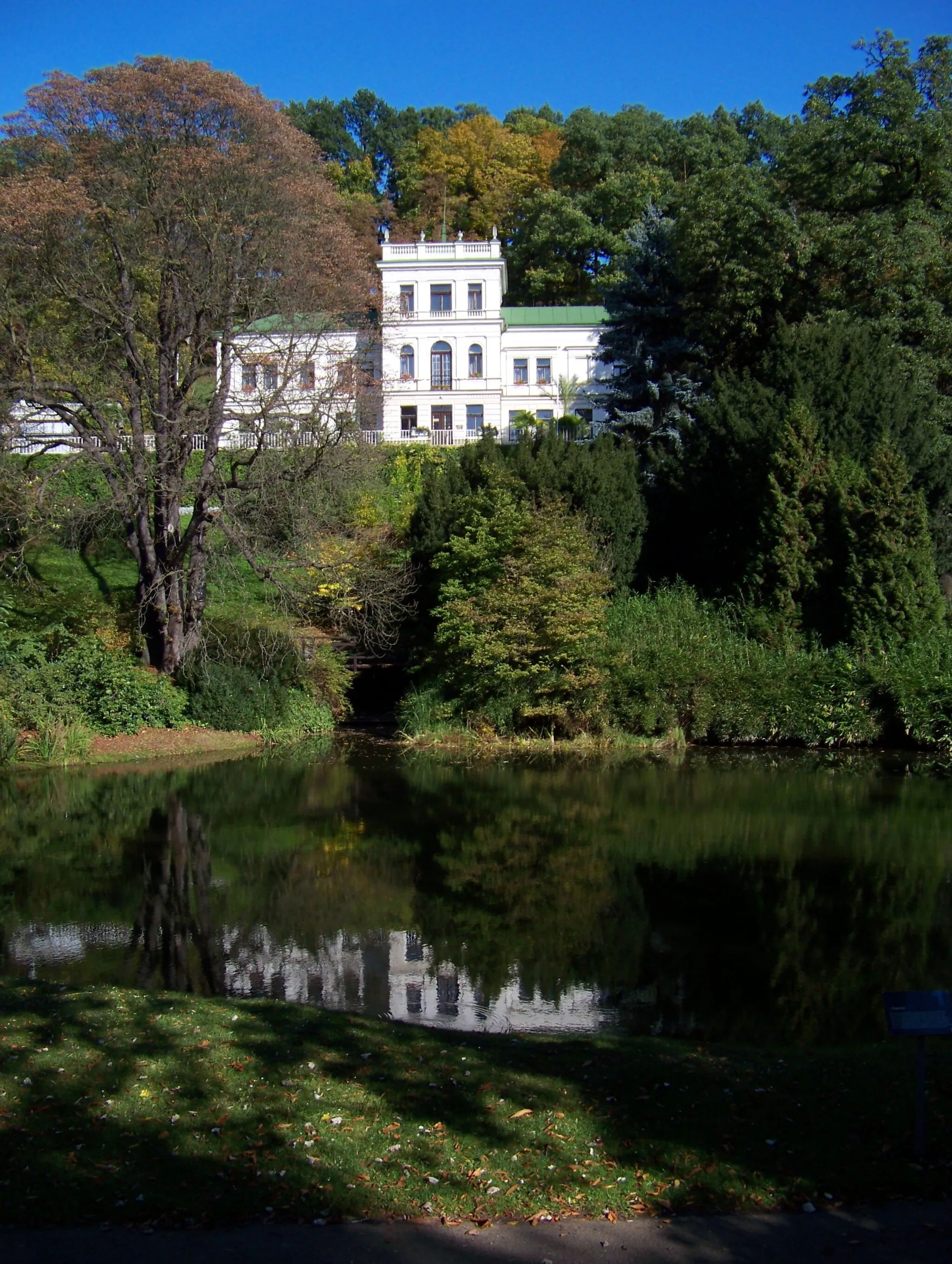 Photo showing: Prague-Malešice, the Czech Republic. Pod Táborem street, a pond and a villa in the botanical garden.