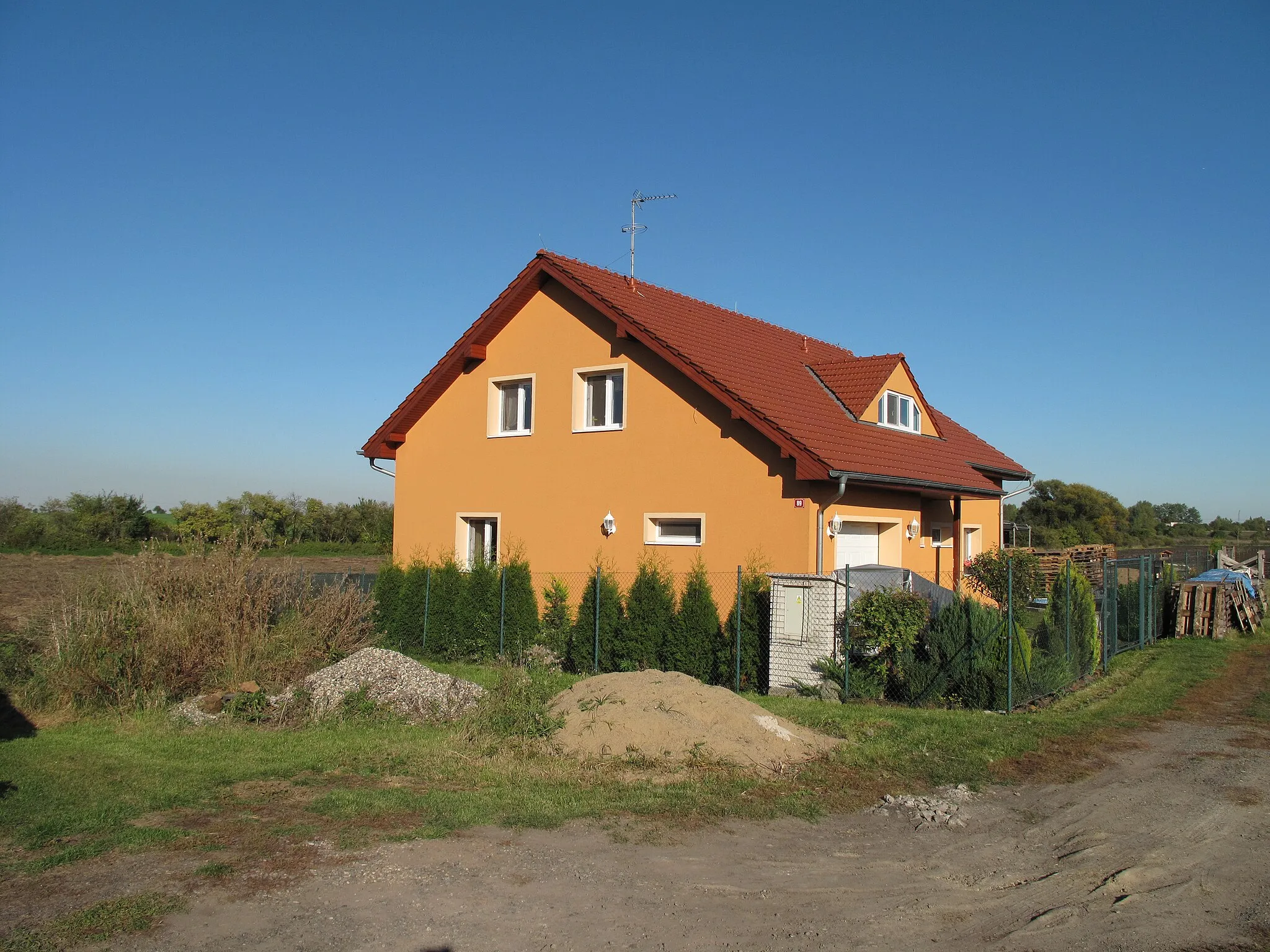 Photo showing: New house on the edge of Korycany village, Mělník District, Czech Republic.