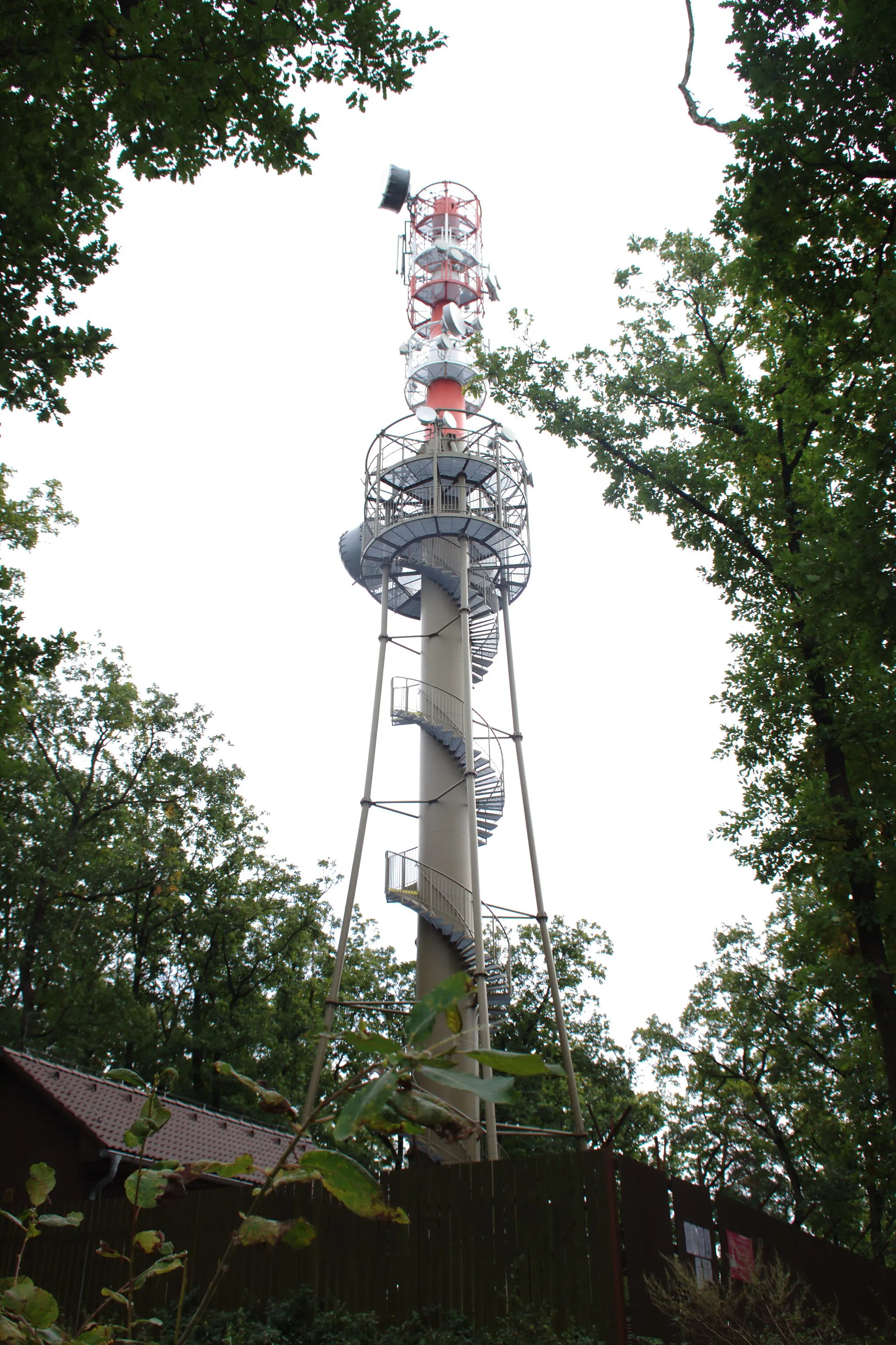 Photo showing: A lookout tower and a transmitter near Lhotka u Berouna, Central Bohemian Region, CZ