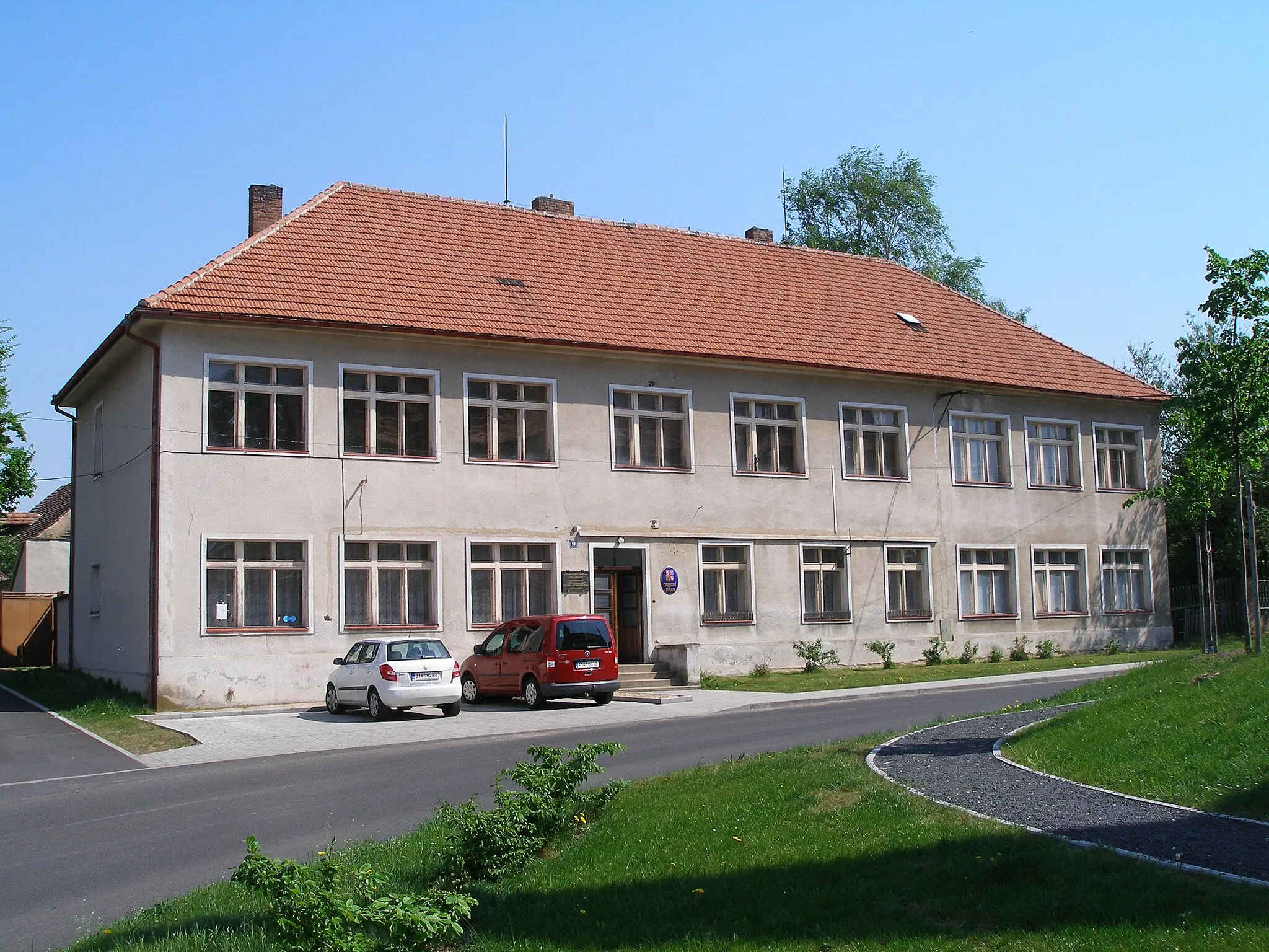 Photo showing: Černouček former school, now the municipal office.