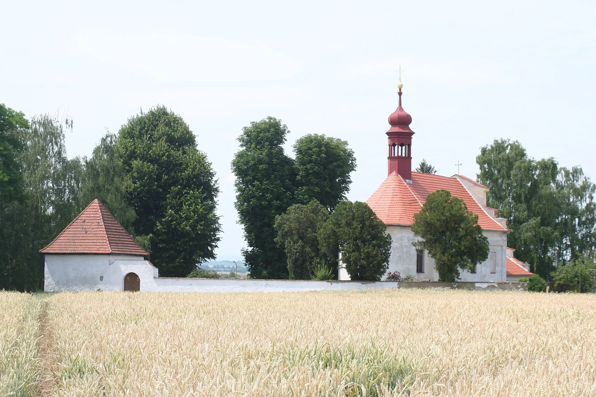 Photo showing: Celkový pohled na areál kostela s hřbitovem