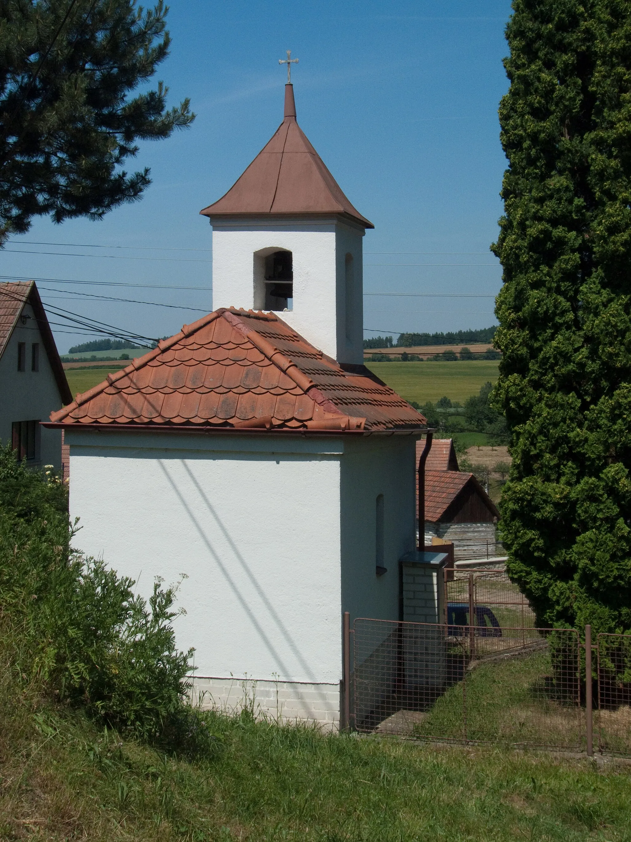 Photo showing: Chapel in the village of Pavlovice, Benešov district, Czech Republic as seen from the south