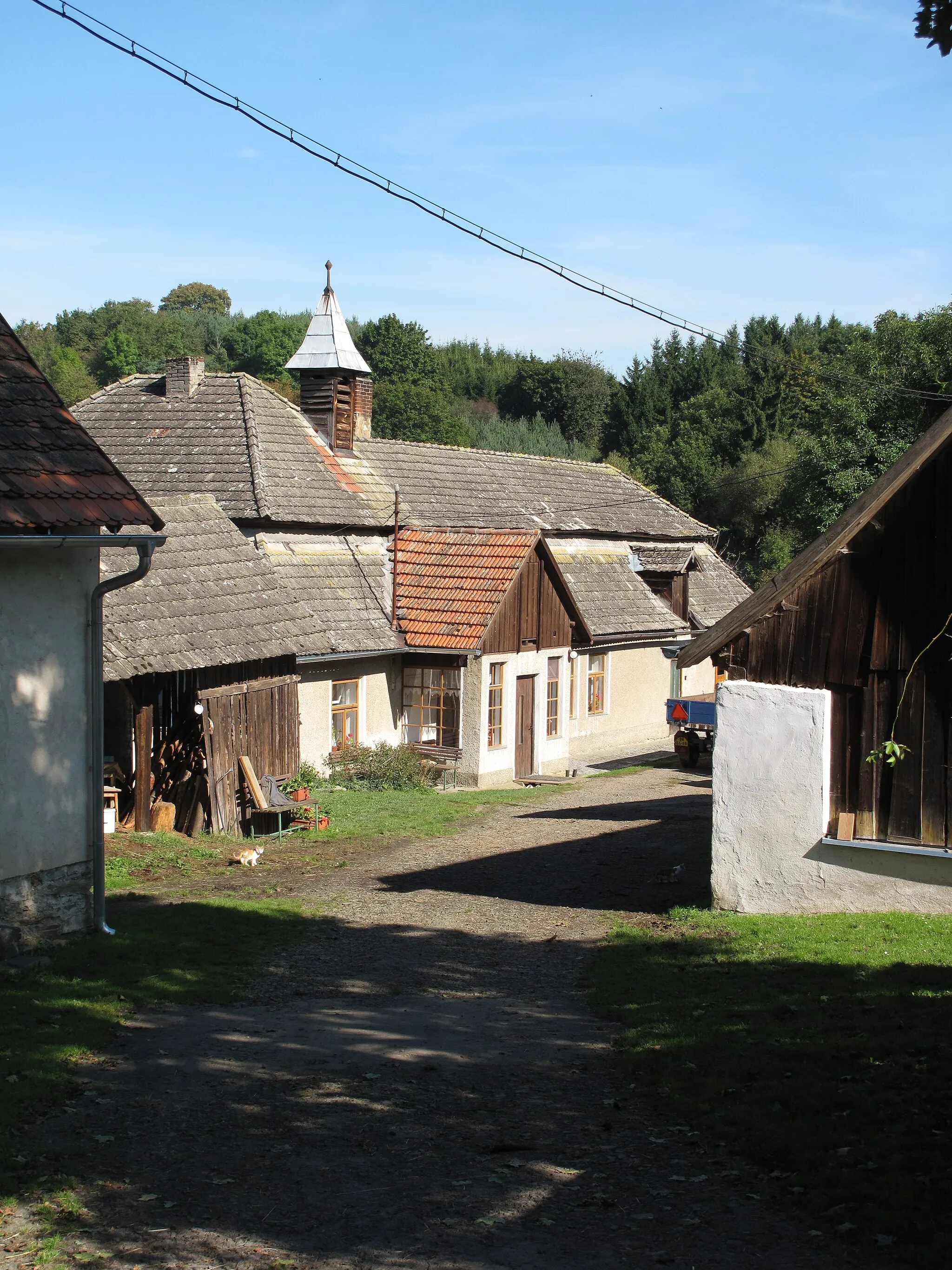 Photo showing: Farmhousein Ouštice. Benešov District, Czech Republic.