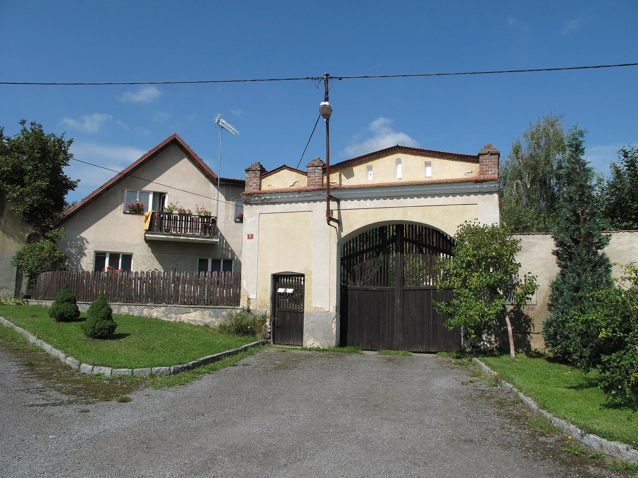 Photo showing: Gate and housein Maskovice. Benešov District, Czech Republic.
