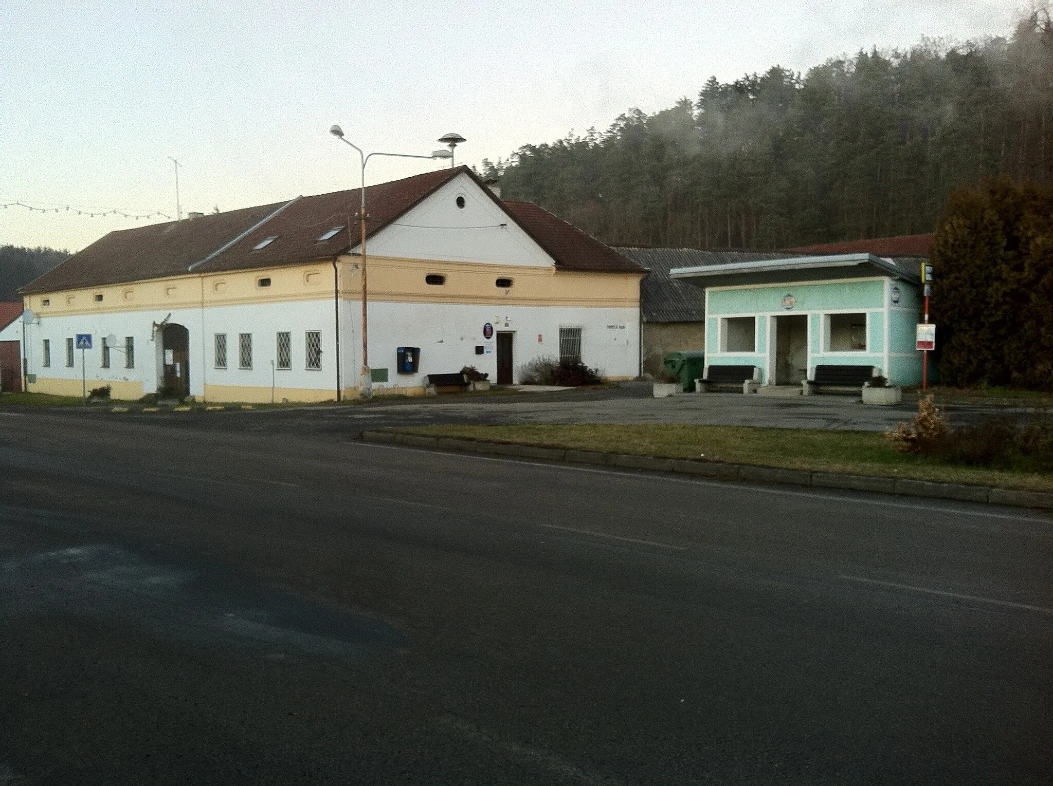 Photo showing: Nespeky, úřad a zastávka autobusu směr Praha.